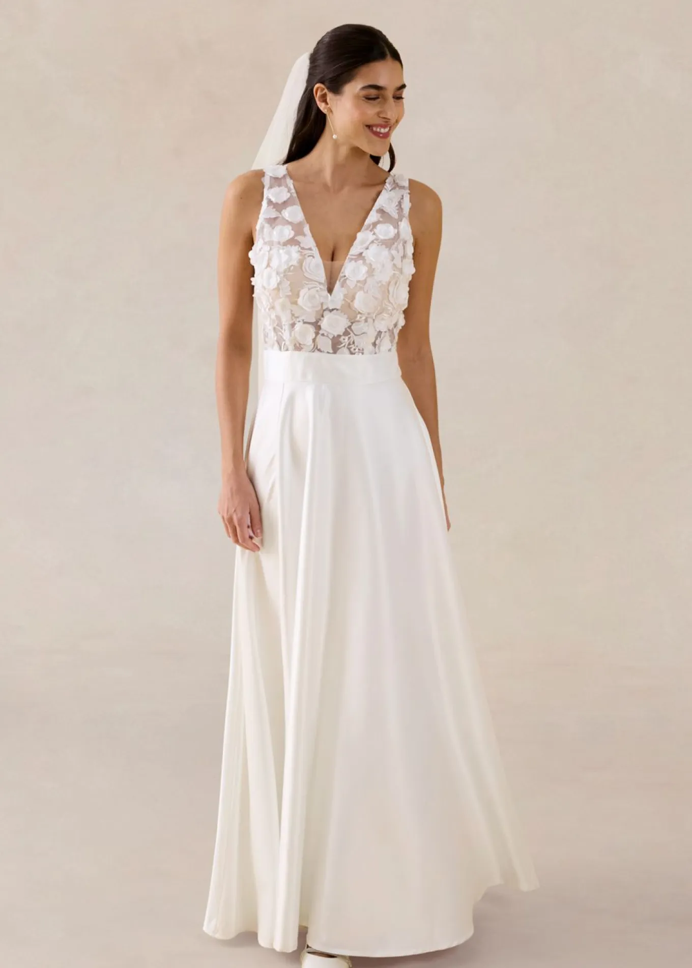 Vestido de novia de satén brillante con aplicaciones de flores