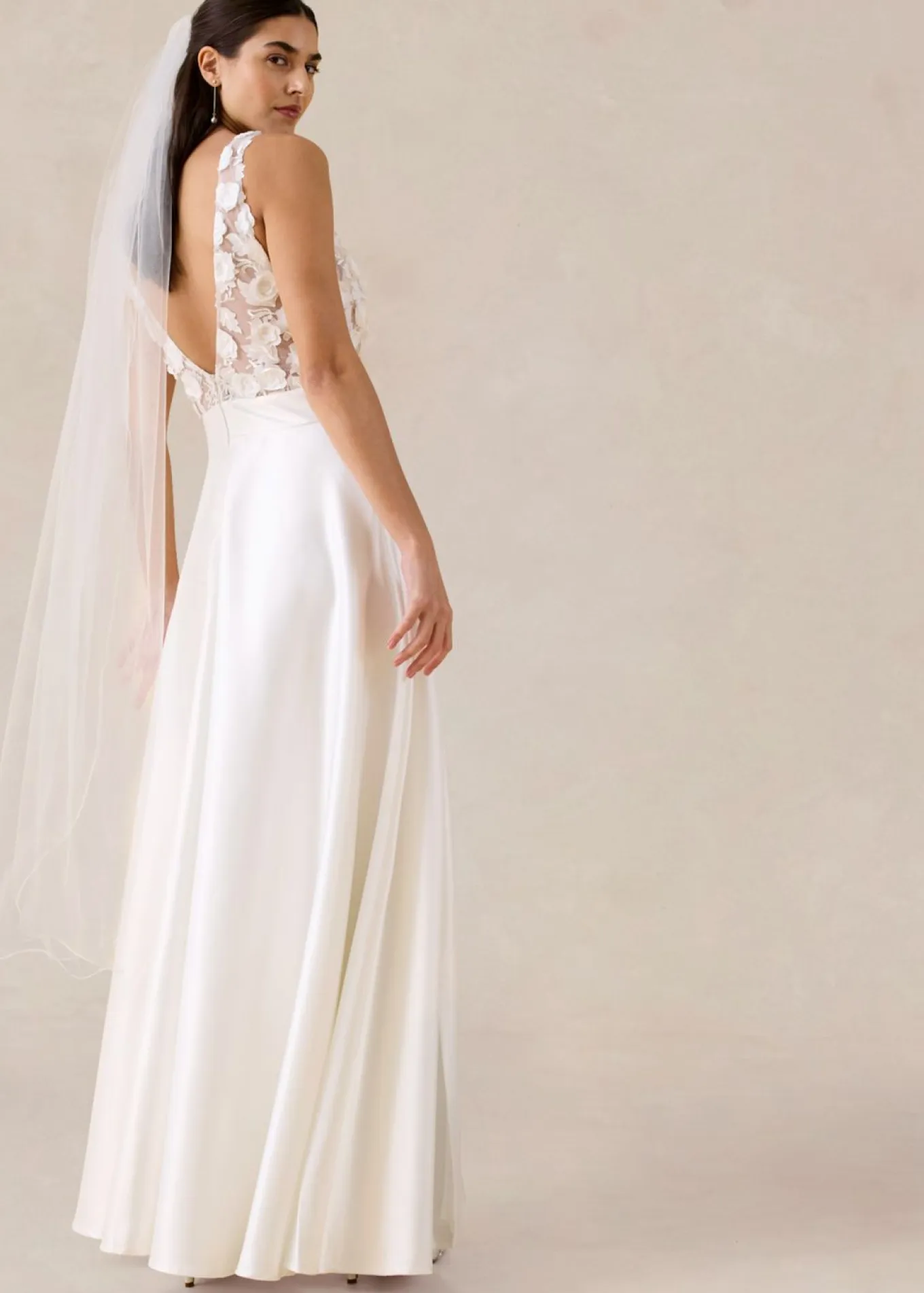 Vestido de novia de satén brillante con aplicaciones de flores