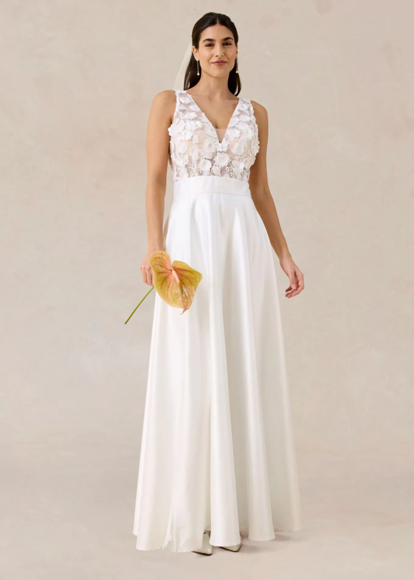 Vestido de novia de satén brillante con aplicaciones de flores