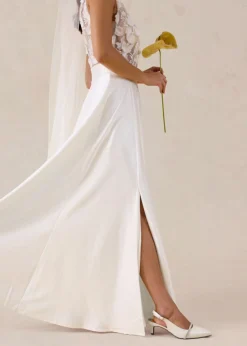 Vestido de novia de satén brillante con aplicaciones de flores