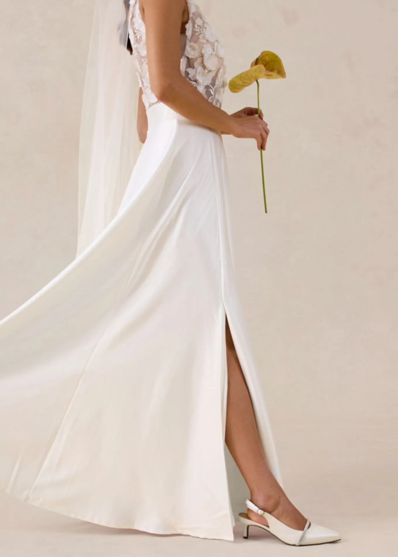 Vestido de novia de satén brillante con aplicaciones de flores