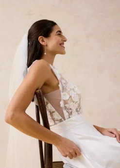 Vestido de novia de satén brillante con aplicaciones de flores
