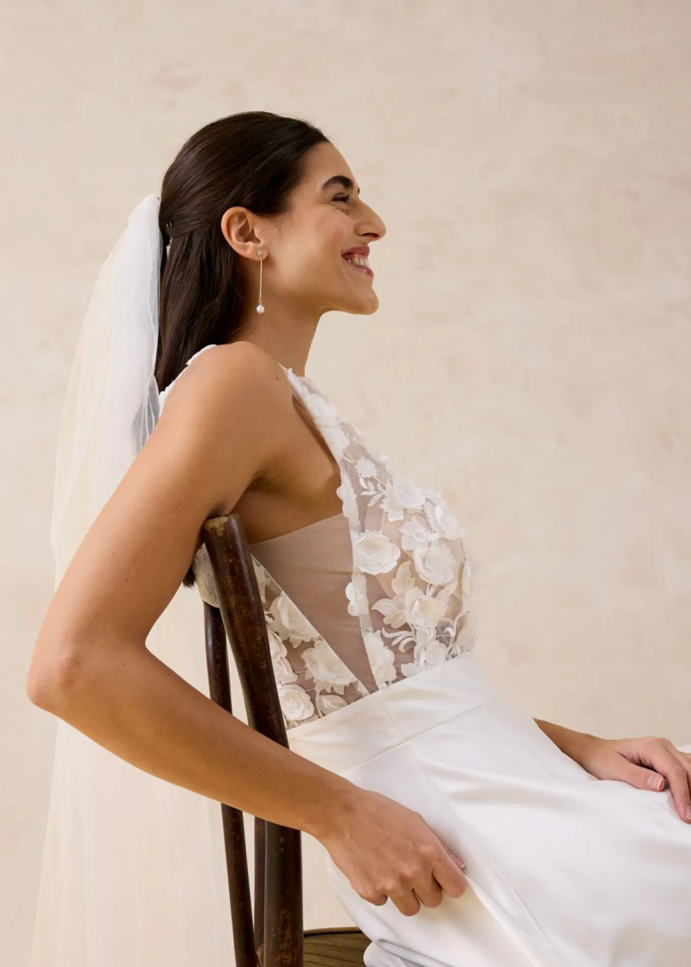 Vestido de novia de satén brillante con aplicaciones de flores