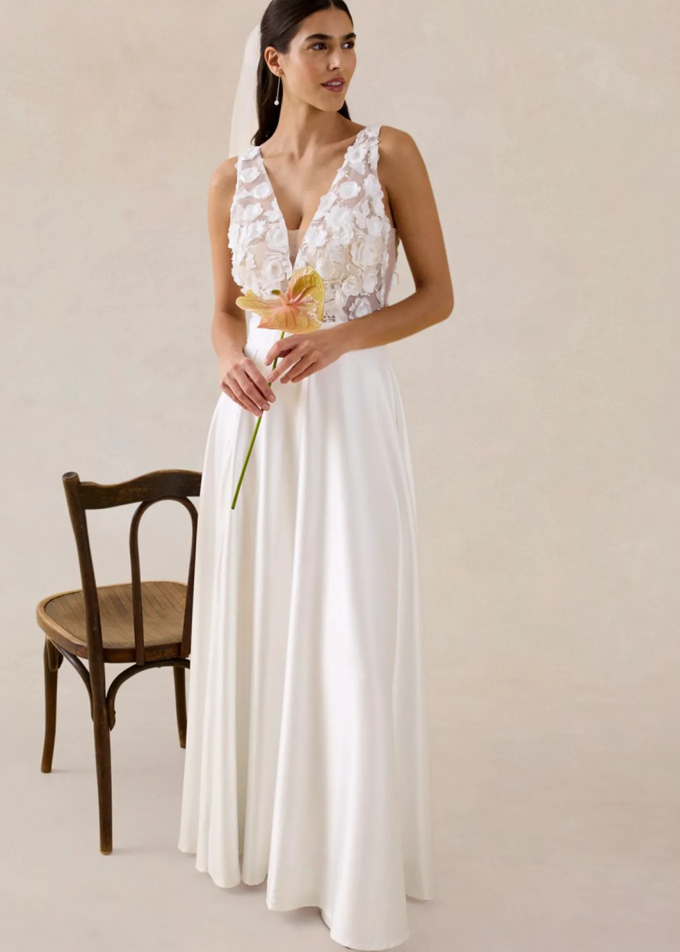 Vestido de novia de satén brillante con aplicaciones de flores