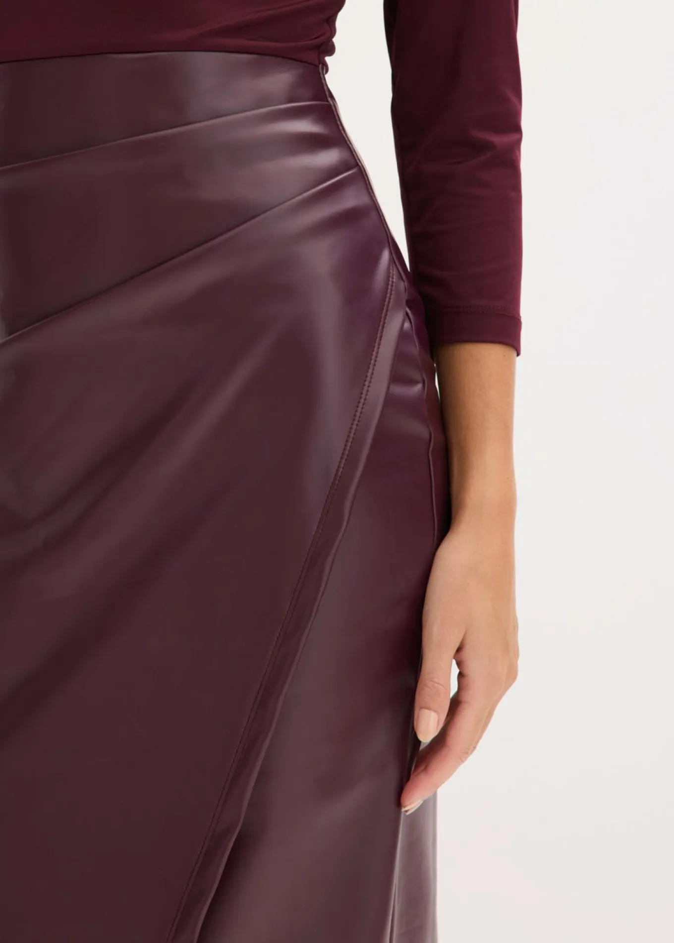 Vestido de piel sintética con parte superior de punto