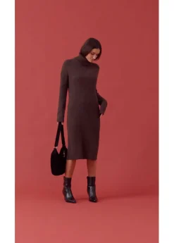 Vestido de punto acanalado con cuello vuelto