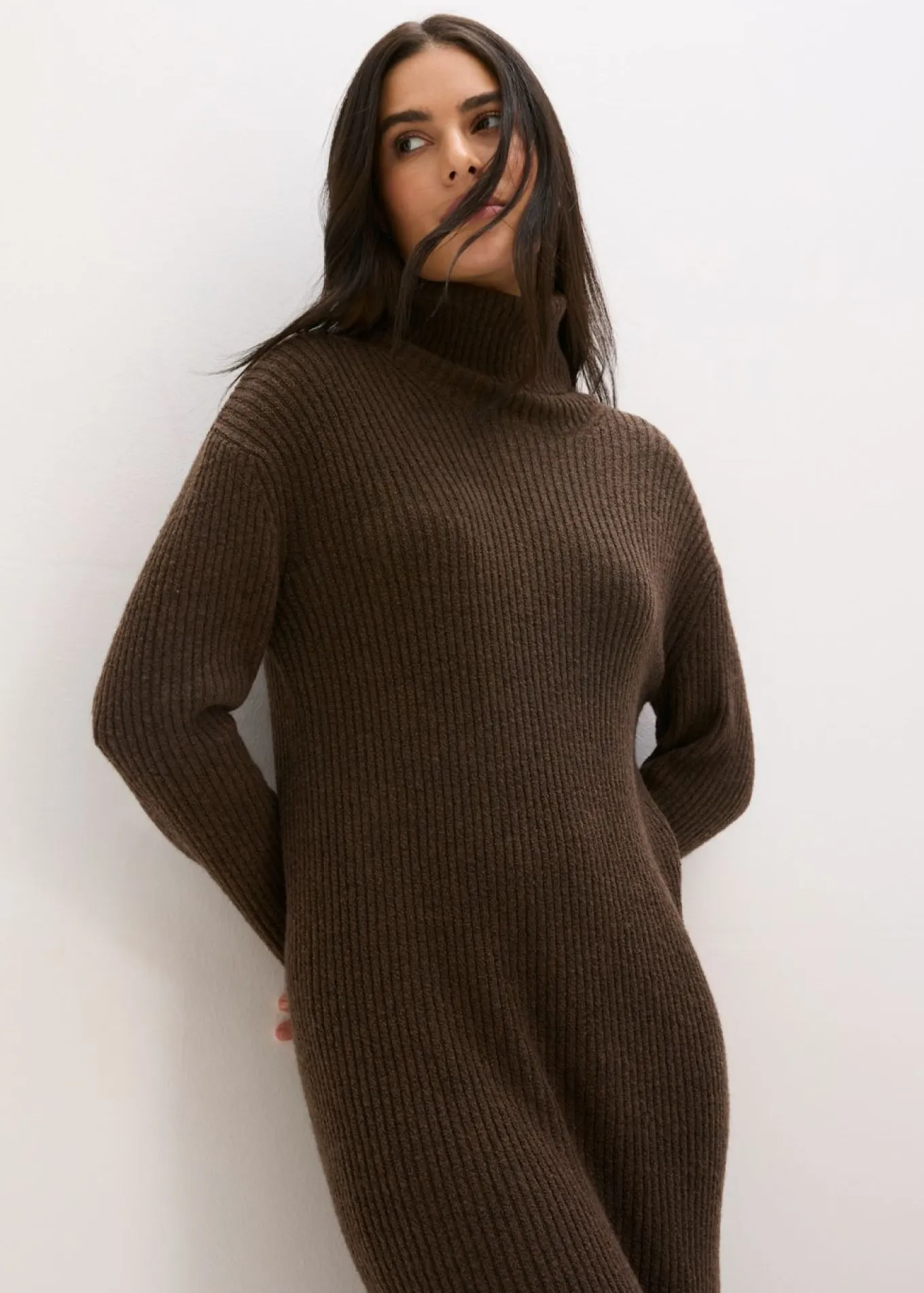 Vestido de punto acanalado con cuello vuelto