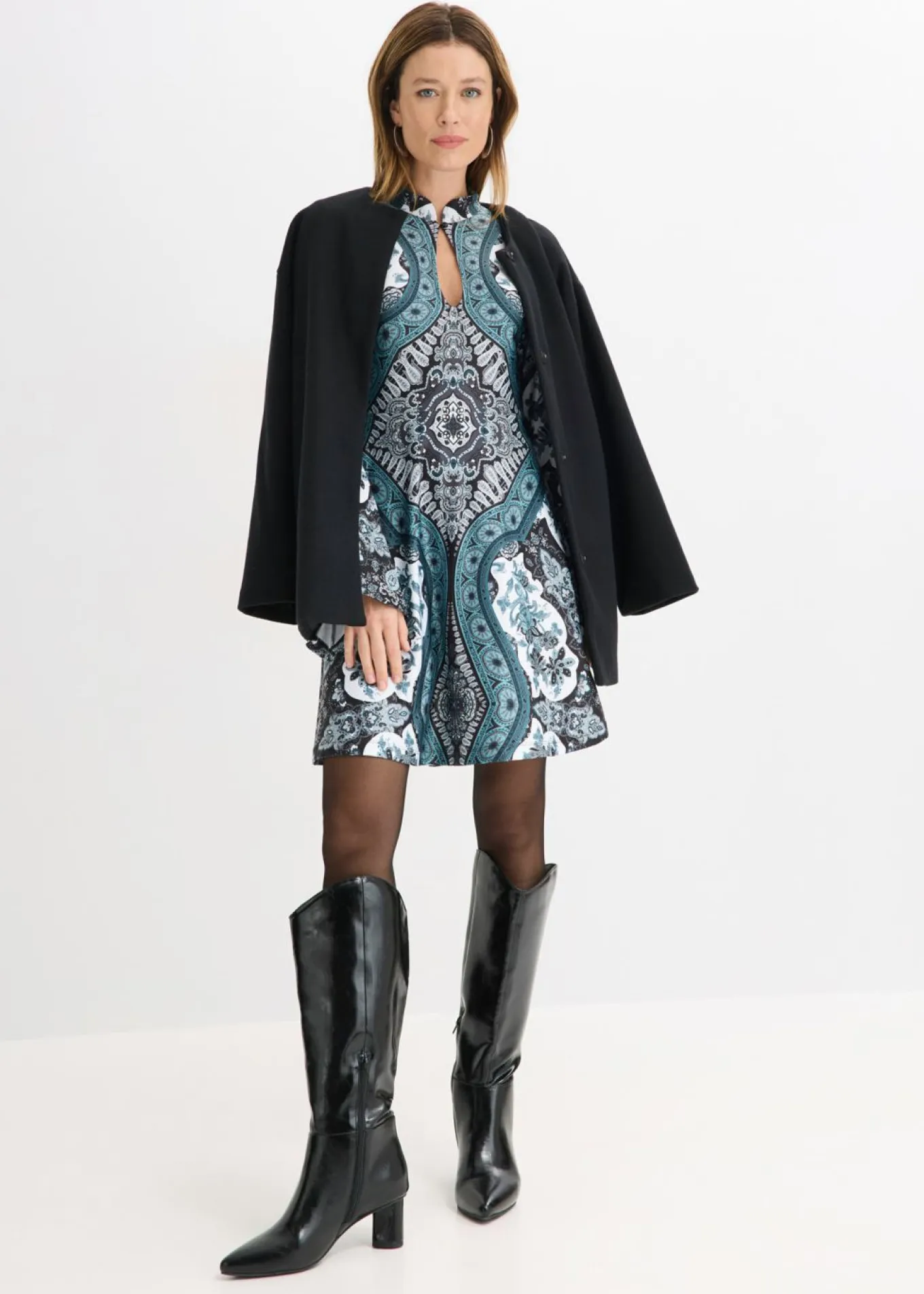Vestido de punto con cuello alto y mangas con volantes