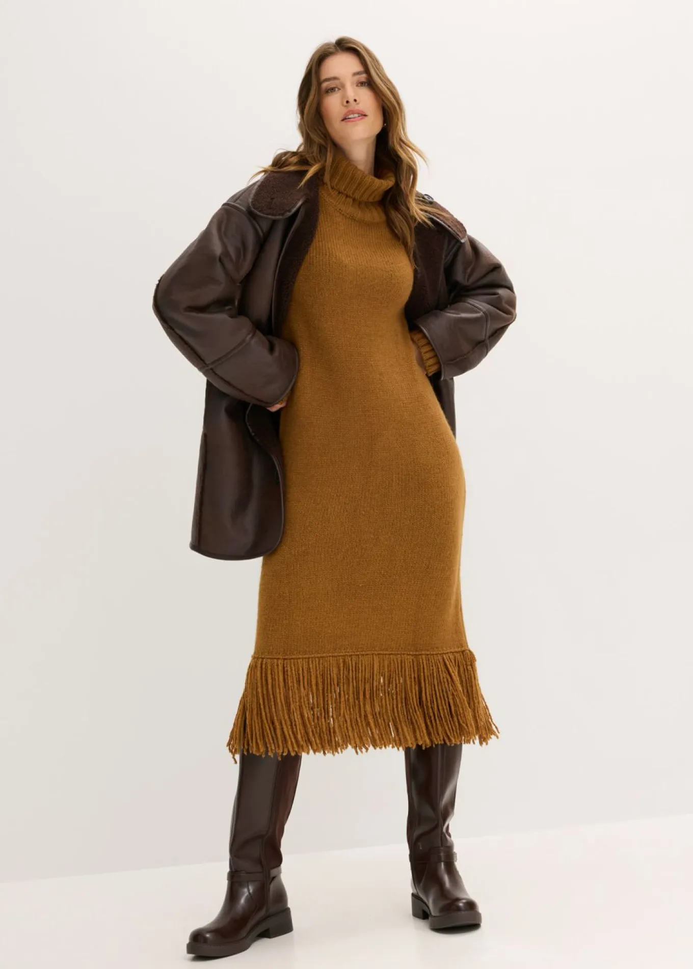Vestido de punto con flecos en el dobladillo