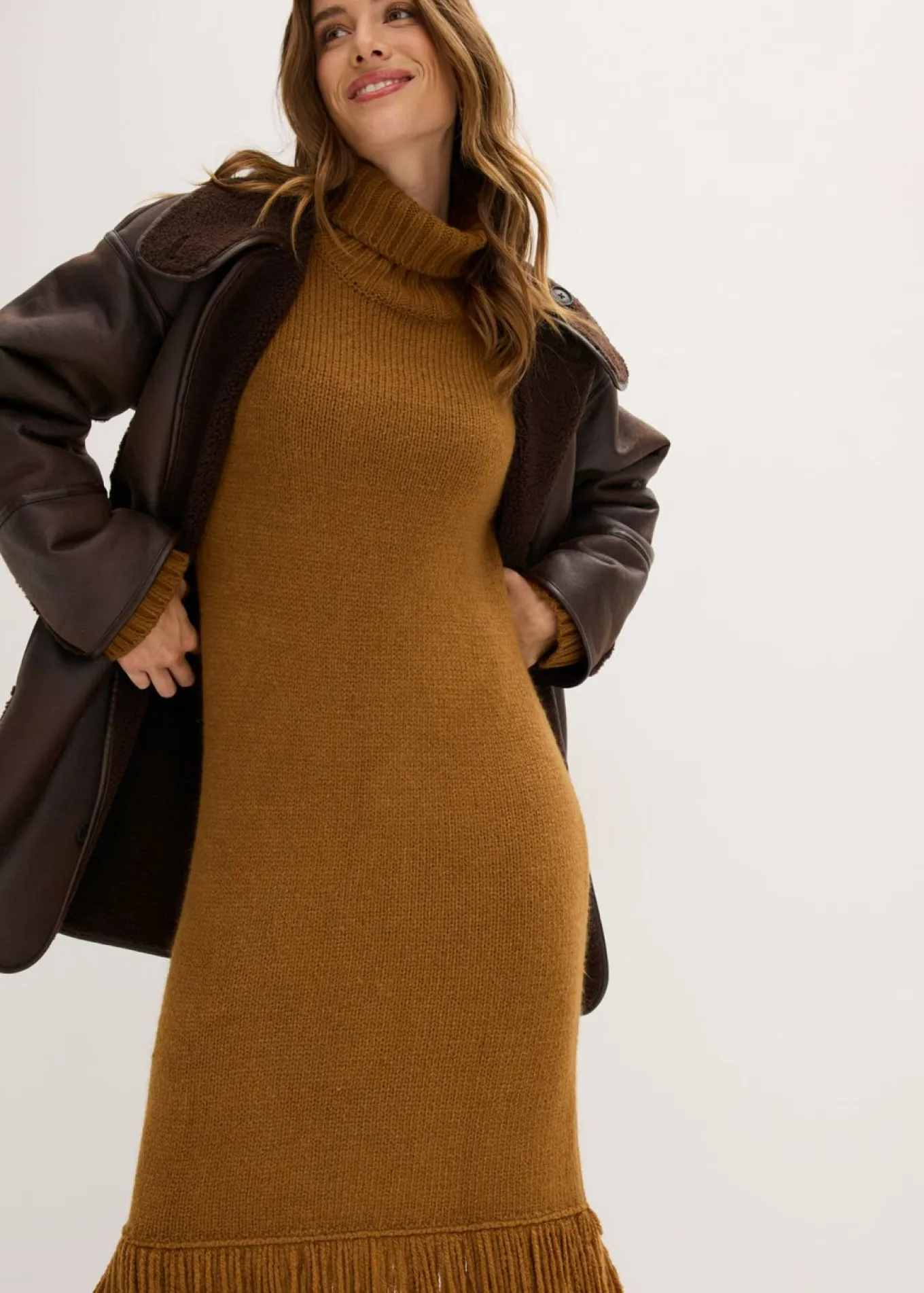 Vestido de punto con flecos en el dobladillo
