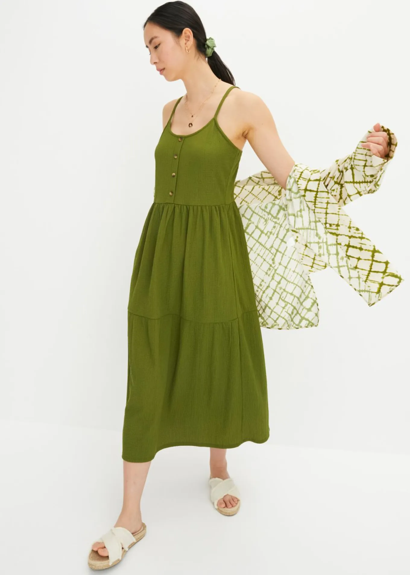 Vestido de punto con volantes y botones decorativos