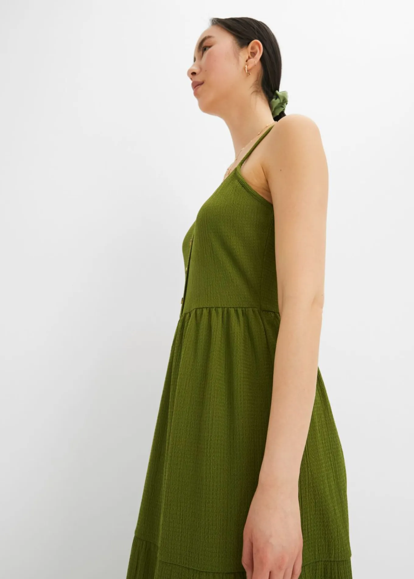 Vestido de punto con volantes y botones decorativos
