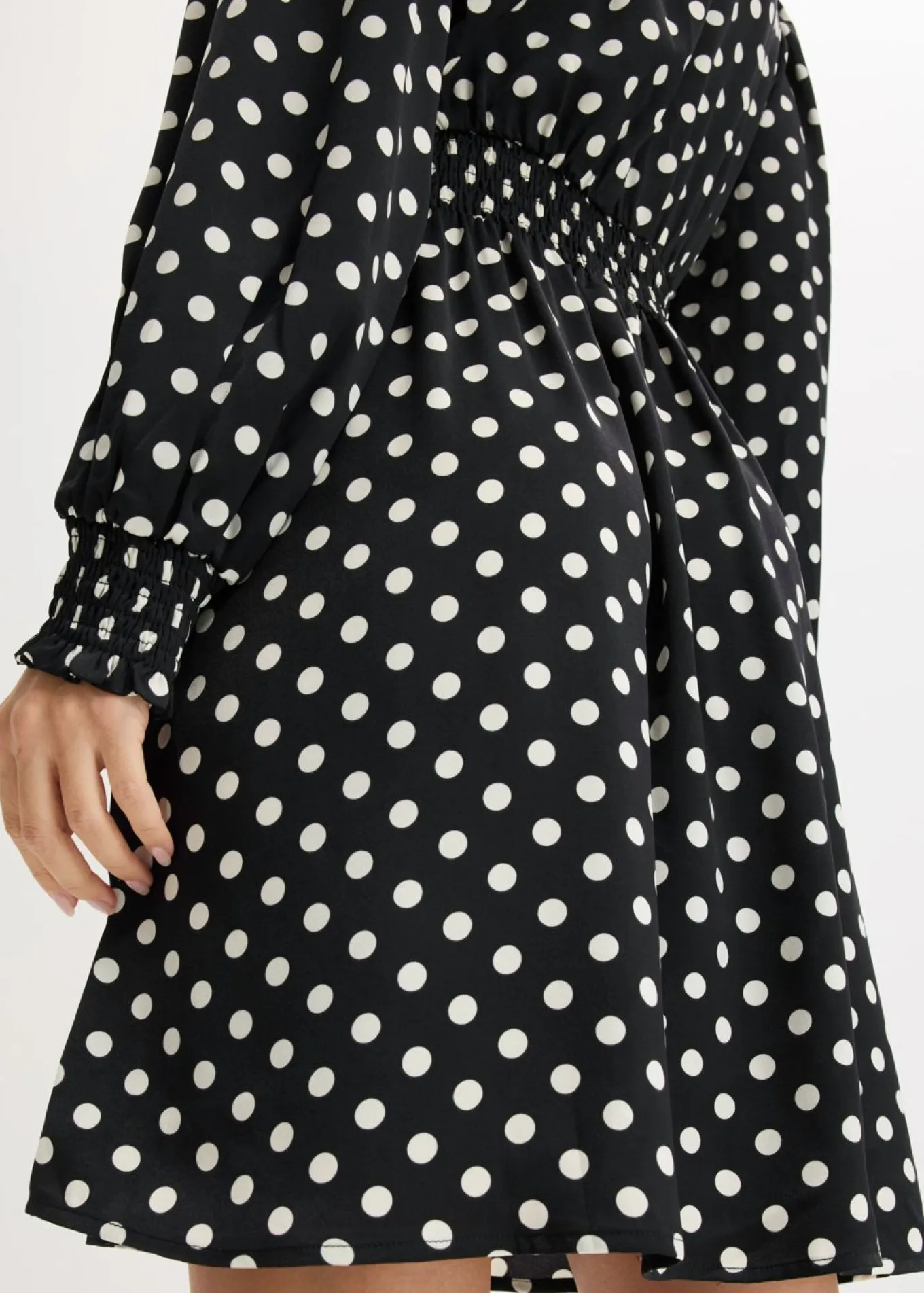 Vestido de satén fluido con lazo en el cuello