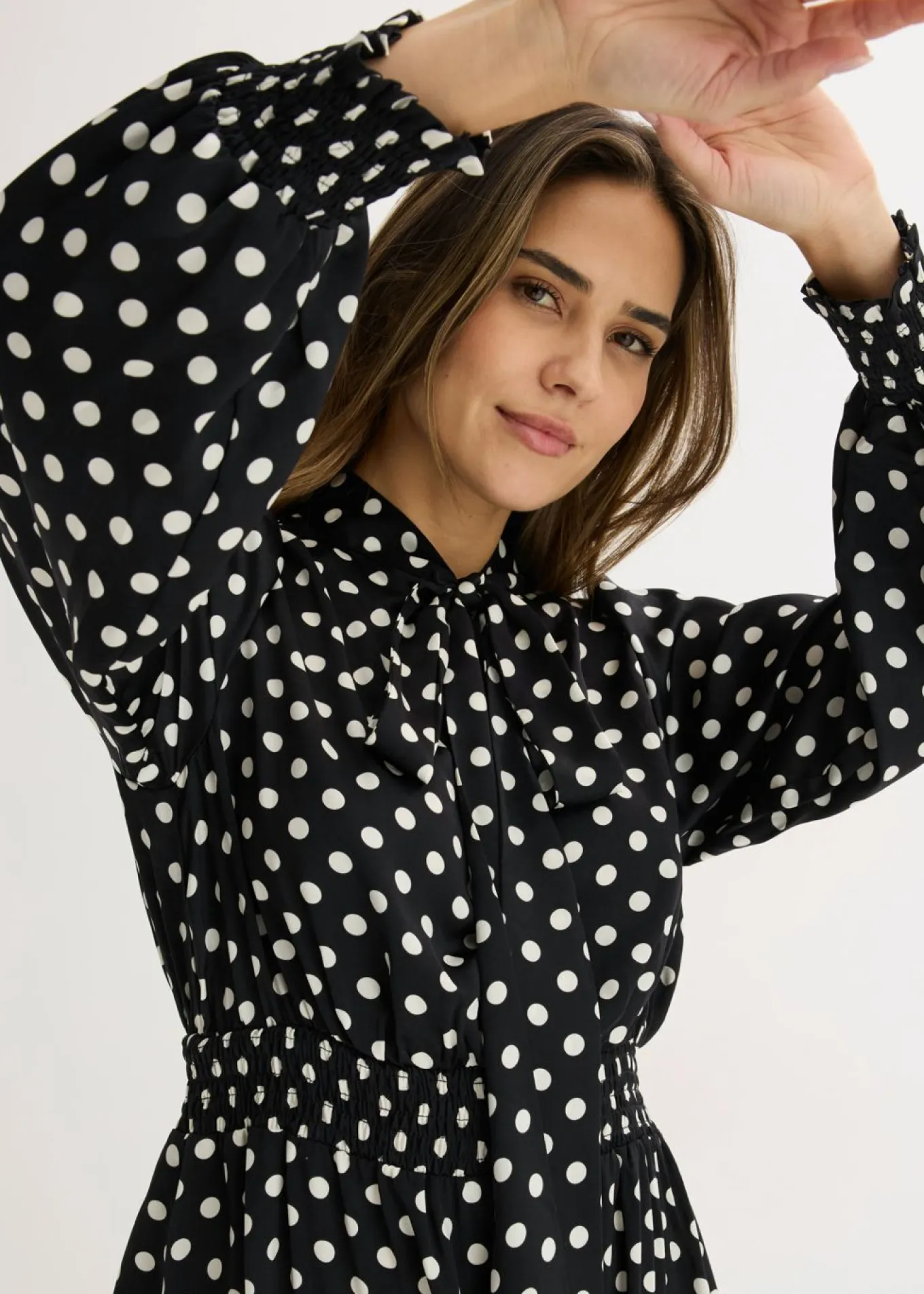 Vestido de satén fluido con lazo en el cuello