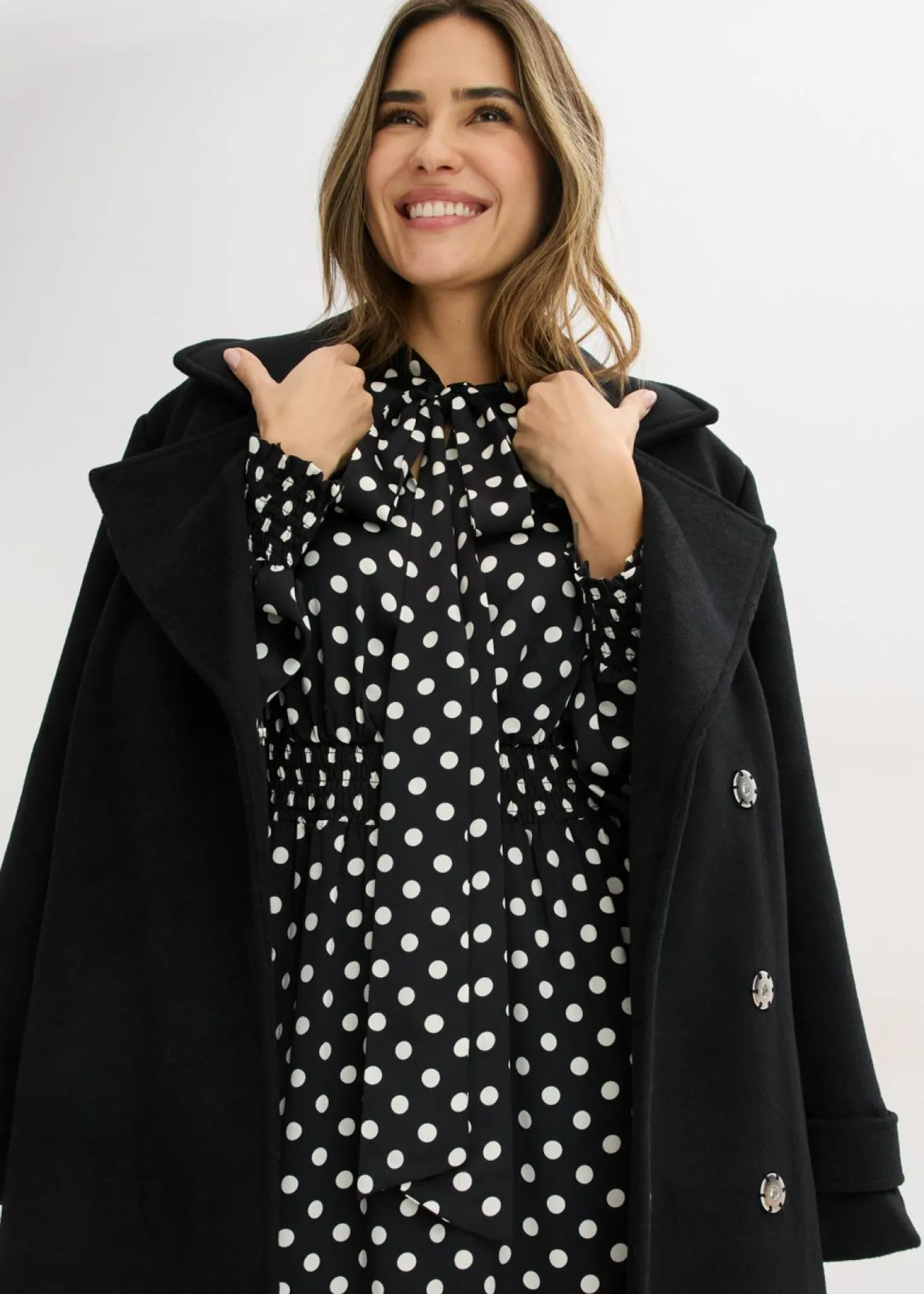 Vestido de satén fluido con lazo en el cuello