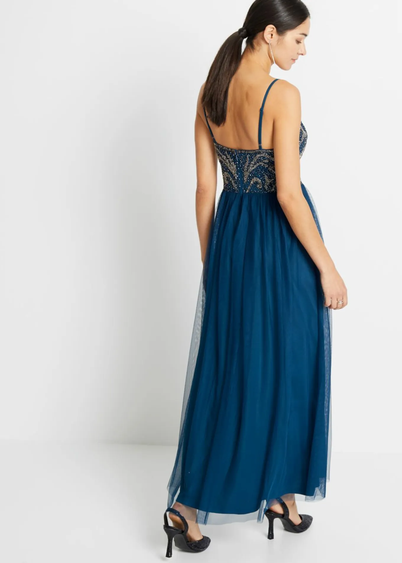 Vestido de tirantes con bordado de perlas