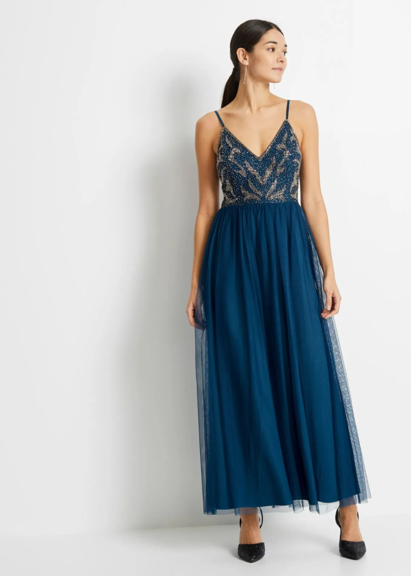 Vestido de tirantes con bordado de perlas
