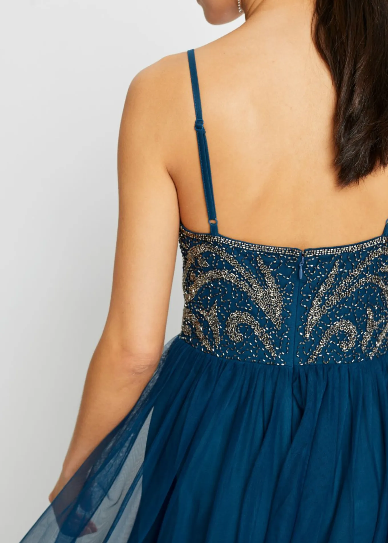 Vestido de tirantes con bordado de perlas