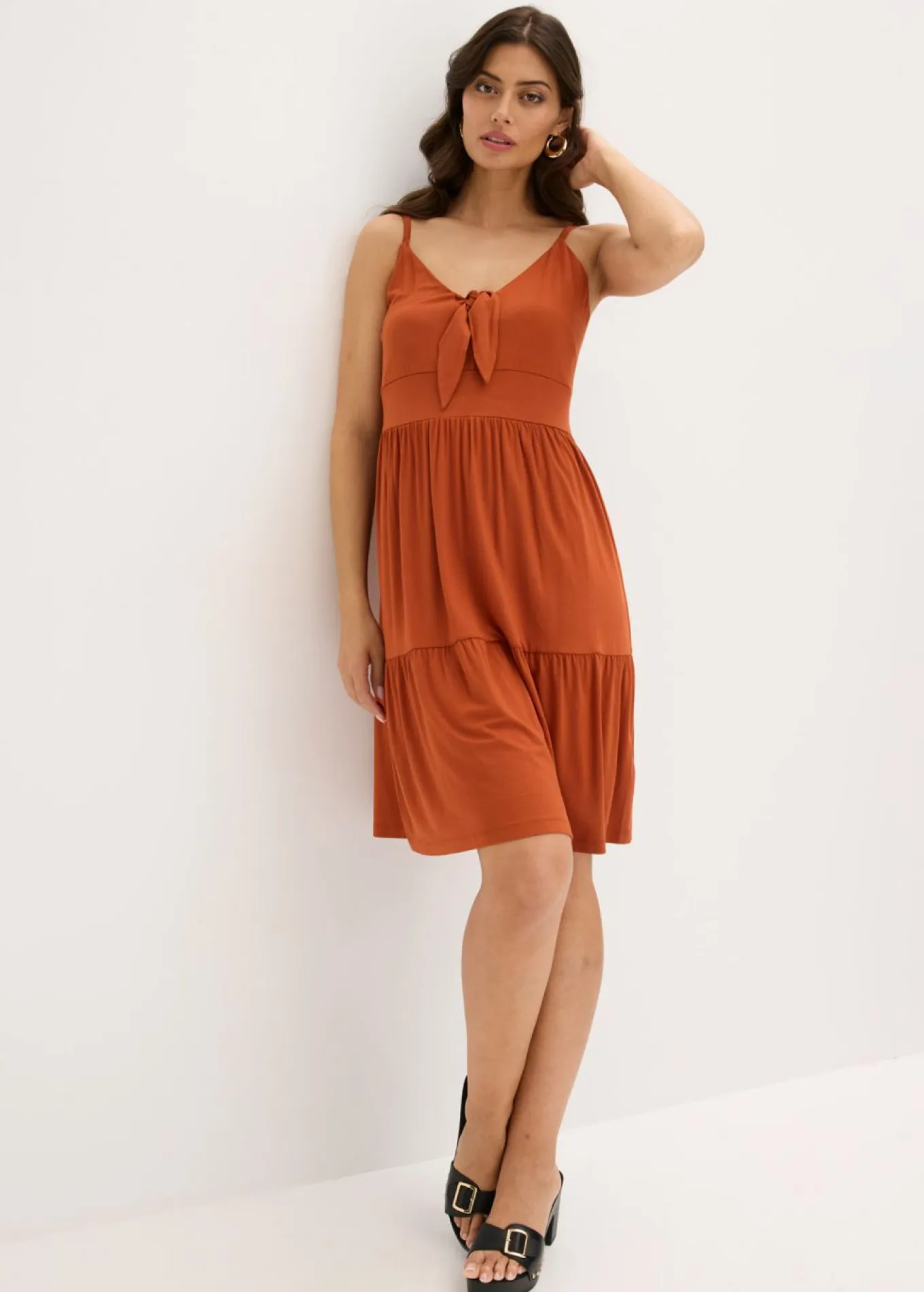 Vestido de tirantes con detalle de nudo