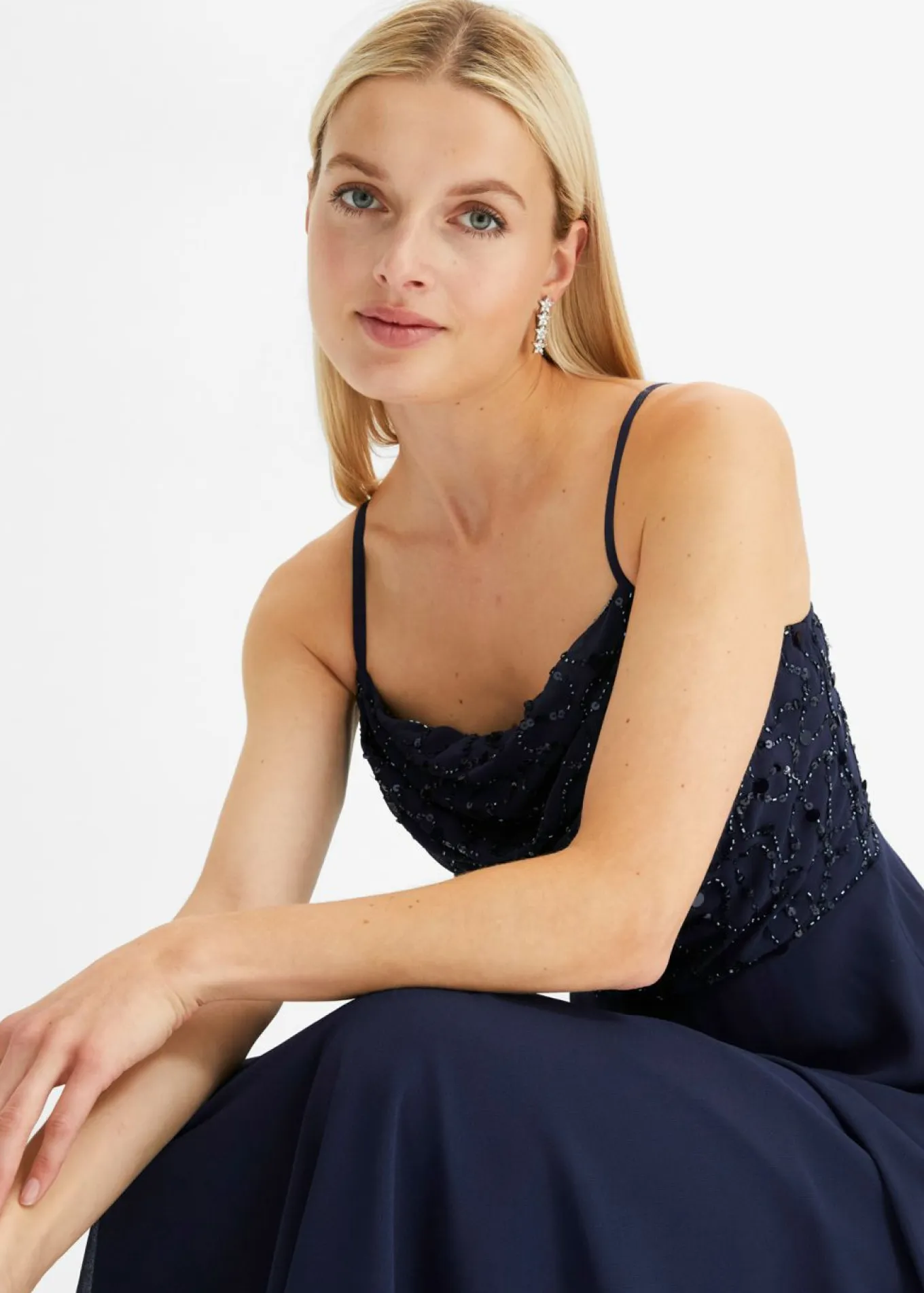 Vestido de tirantes con lentejuelas bordadas