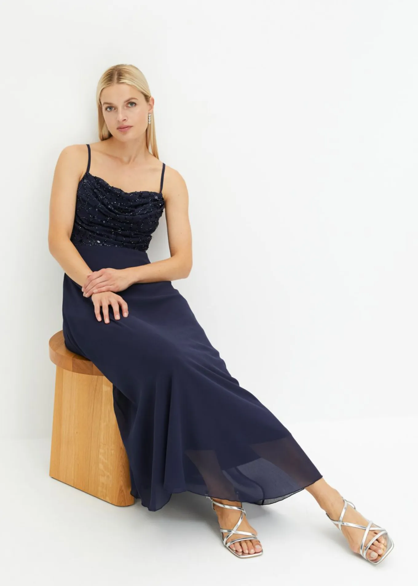 Vestido de tirantes con lentejuelas bordadas