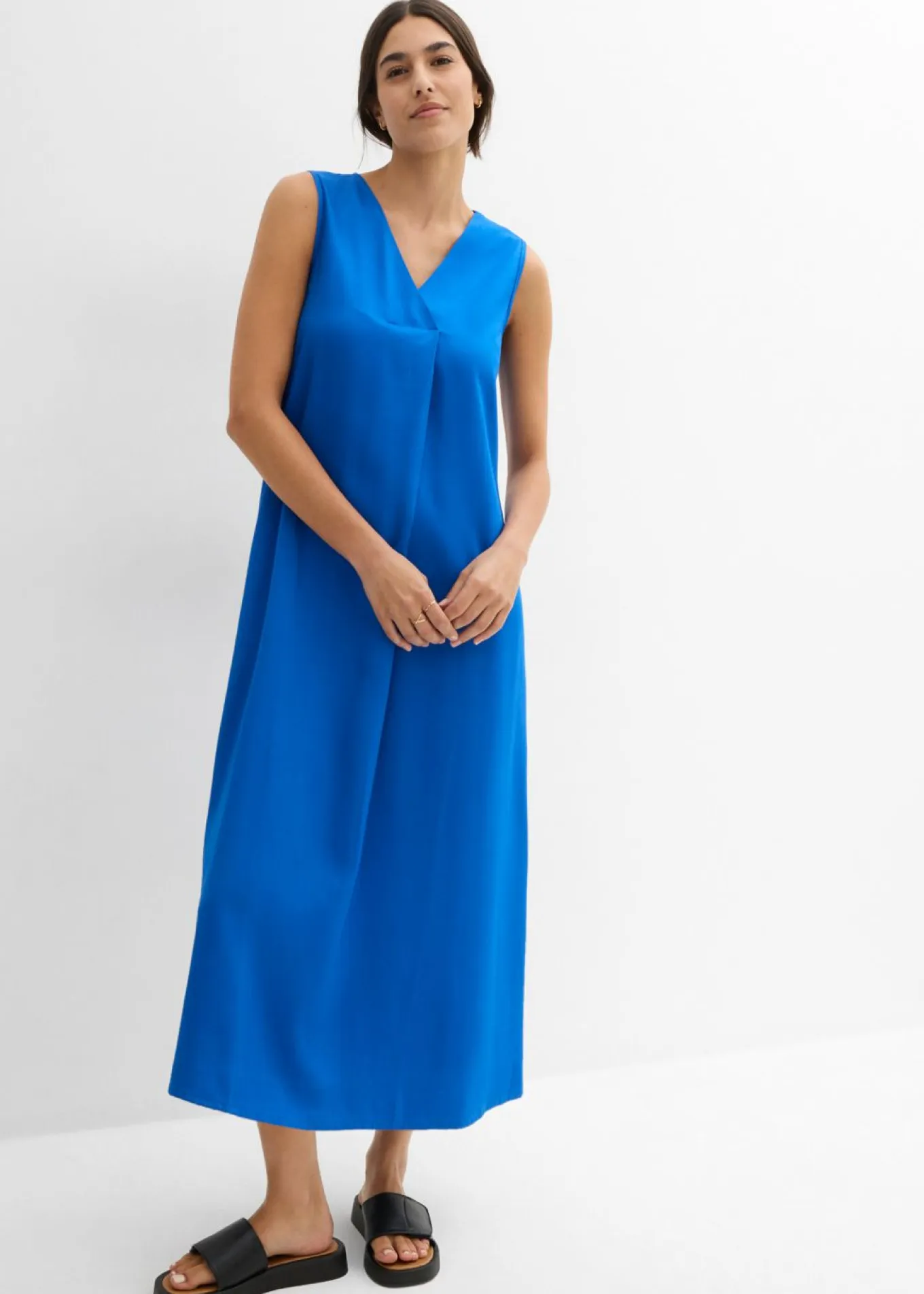 Vestido de tirantes de viscosa fluida