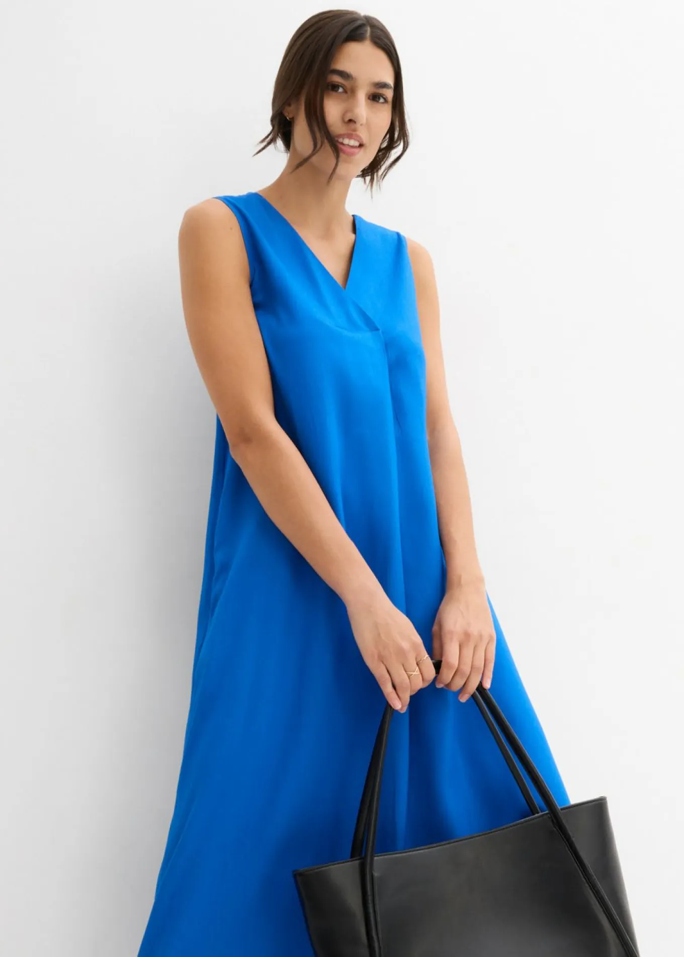 Vestido de tirantes de viscosa fluida