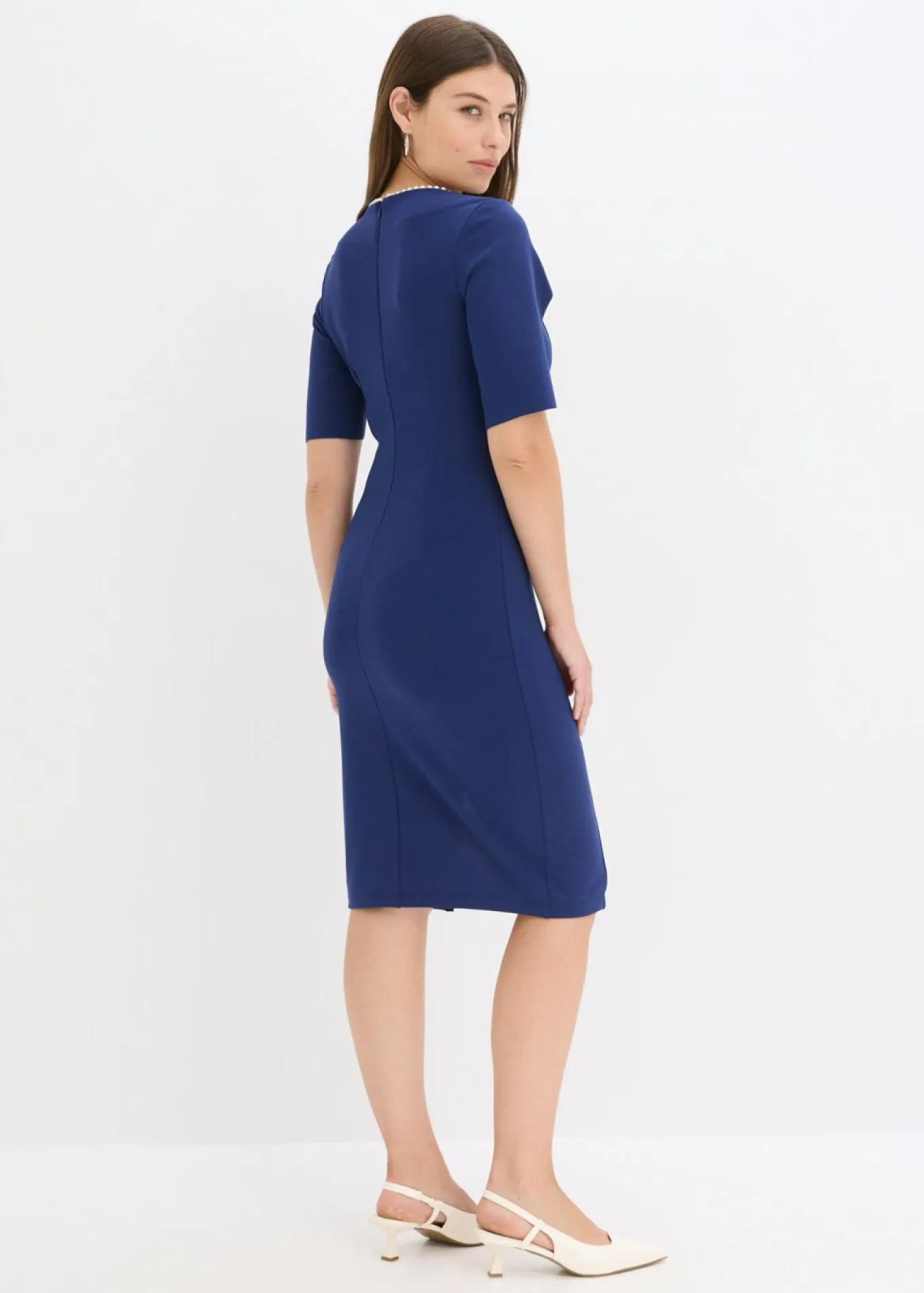 Vestido de tubo con aplicación de perlas