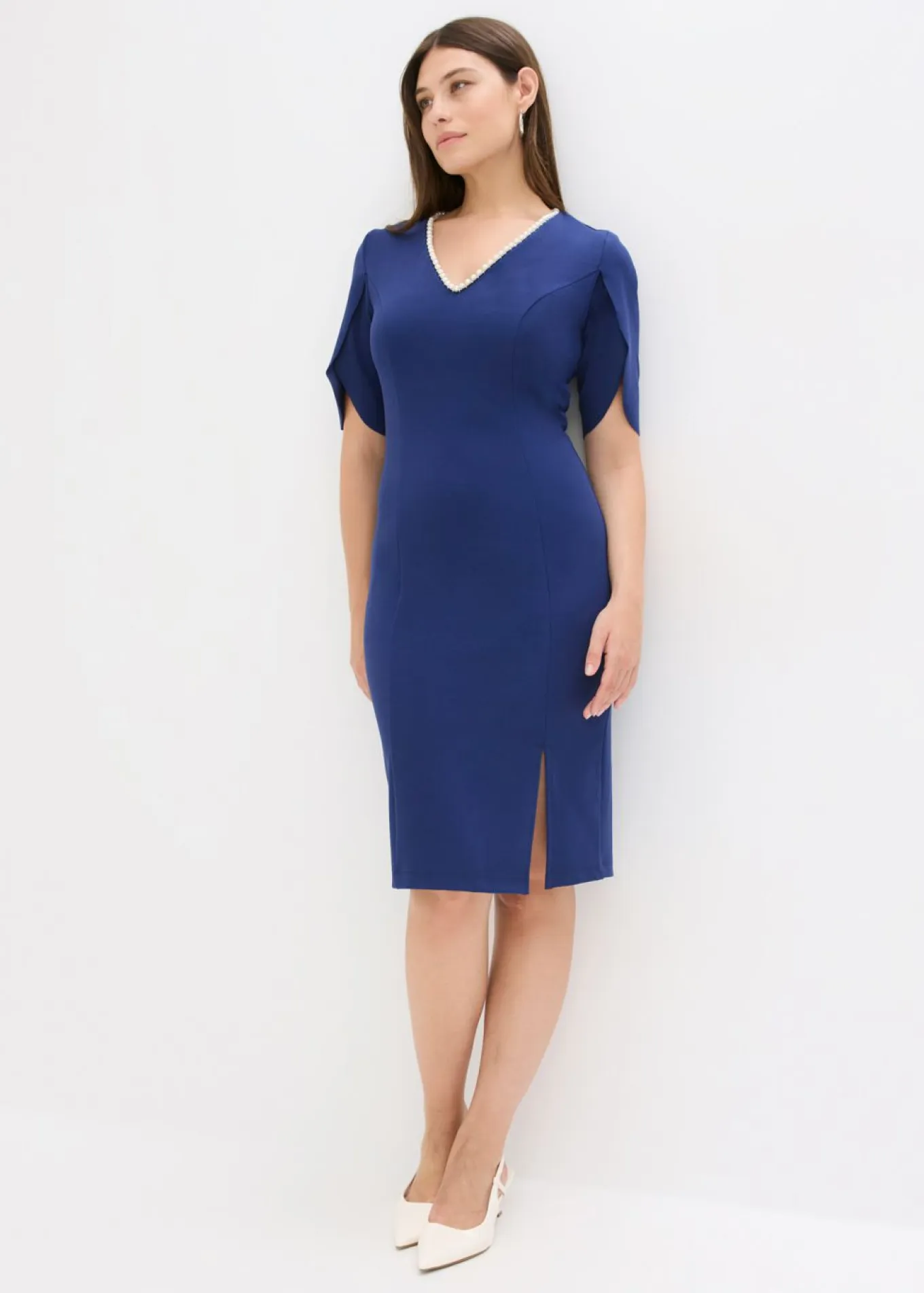 Vestido de tubo con aplicación de perlas