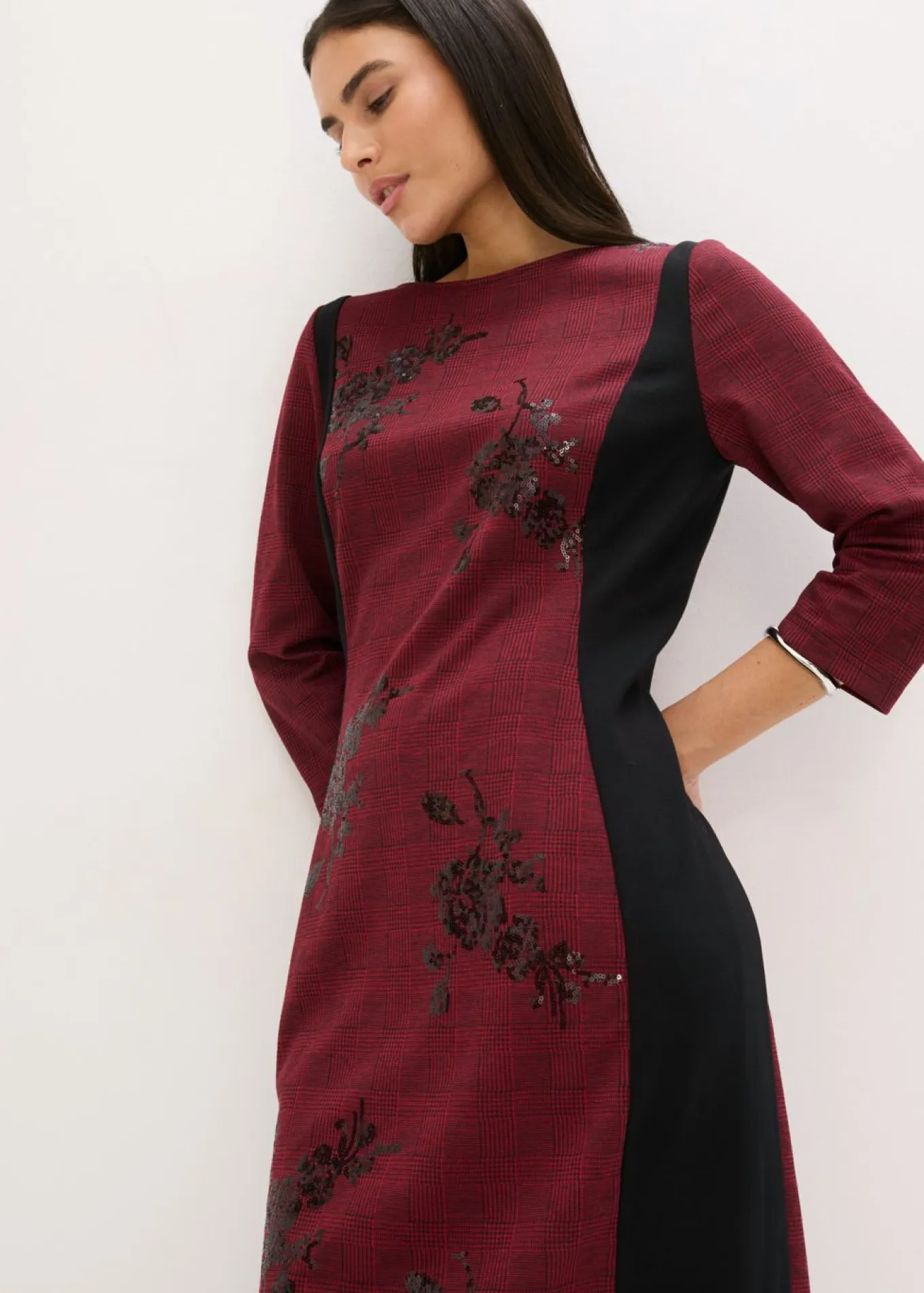 Vestido de tubo con bordado de lentejuelas