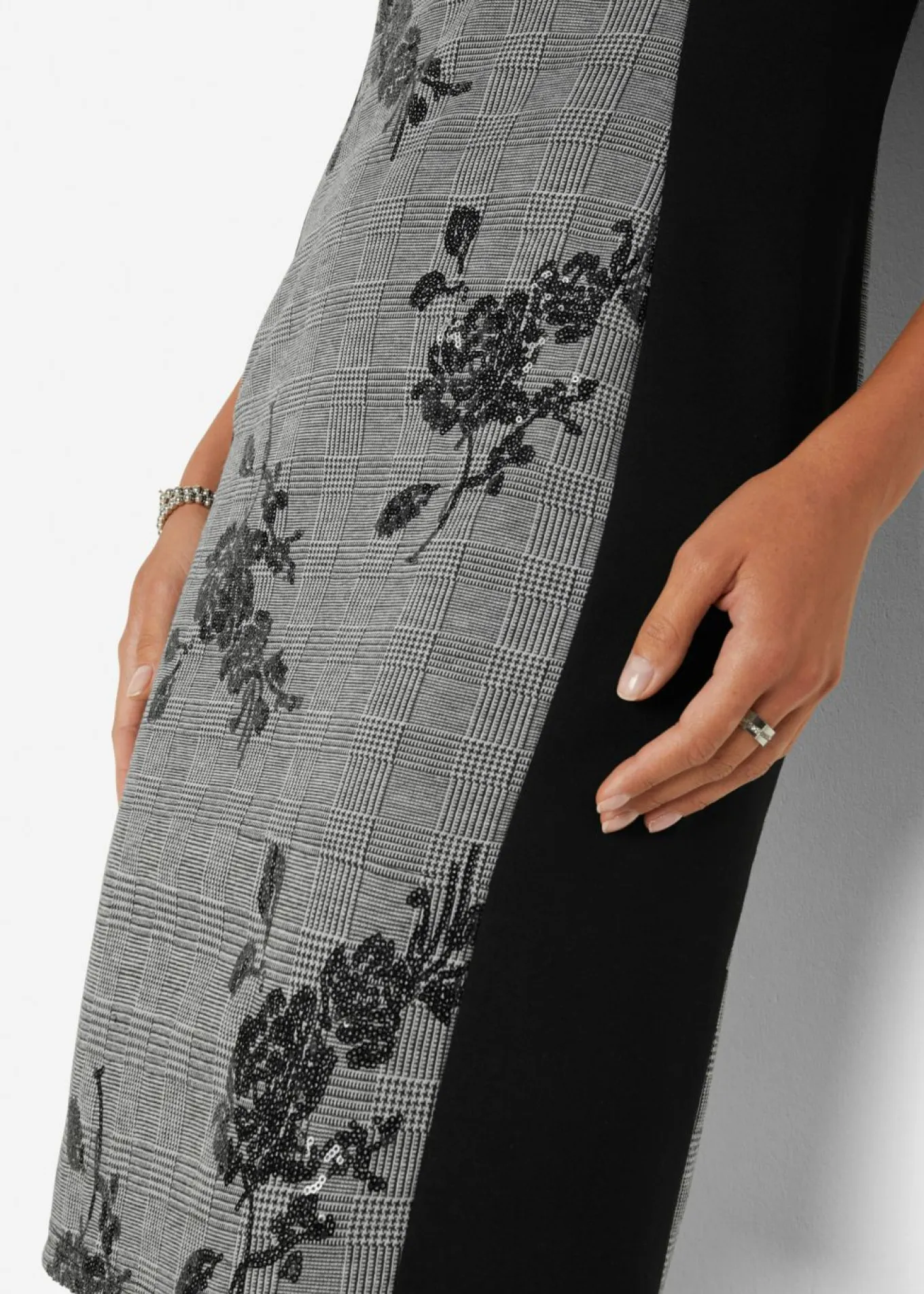 Vestido de tubo con bordado de lentejuelas