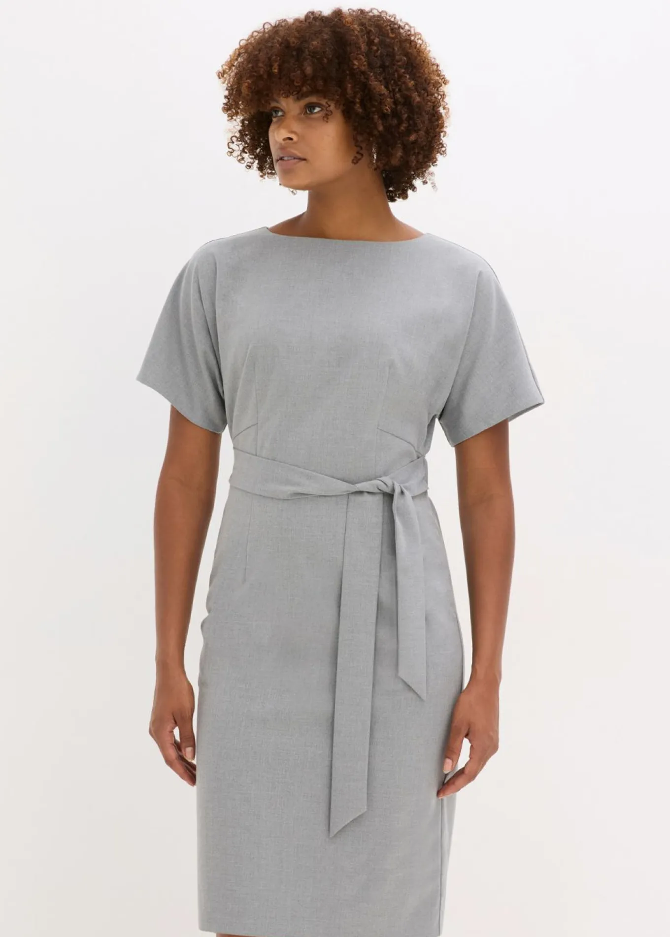 Vestido de tubo con mangas tipo murciélago