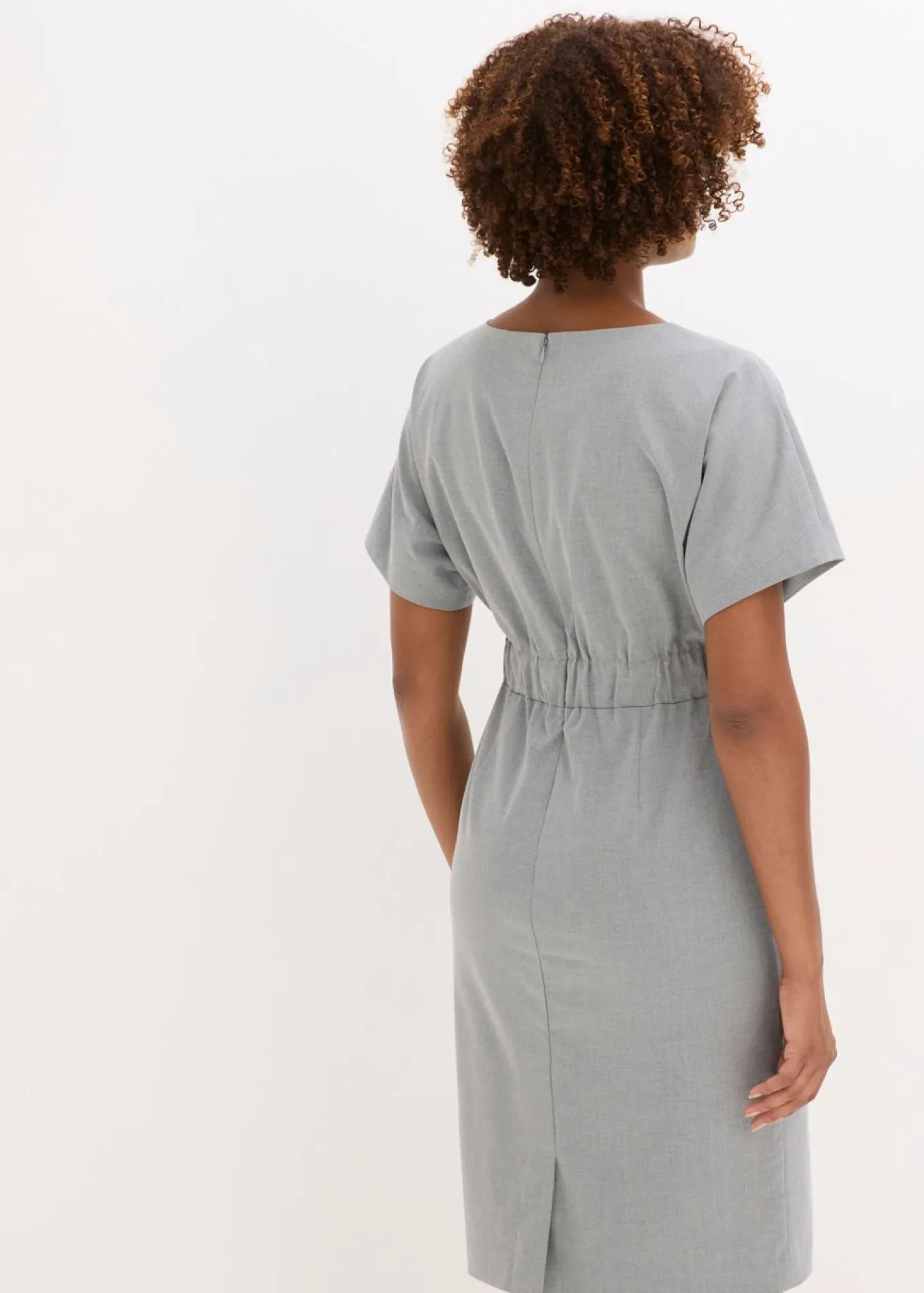 Vestido de tubo con mangas tipo murciélago