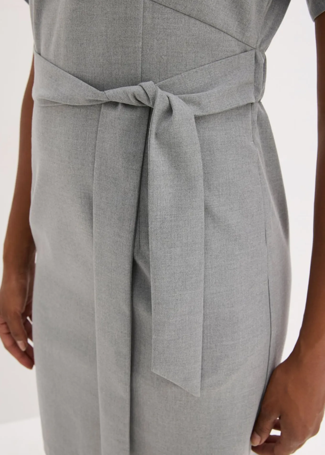 Vestido de tubo con mangas tipo murciélago