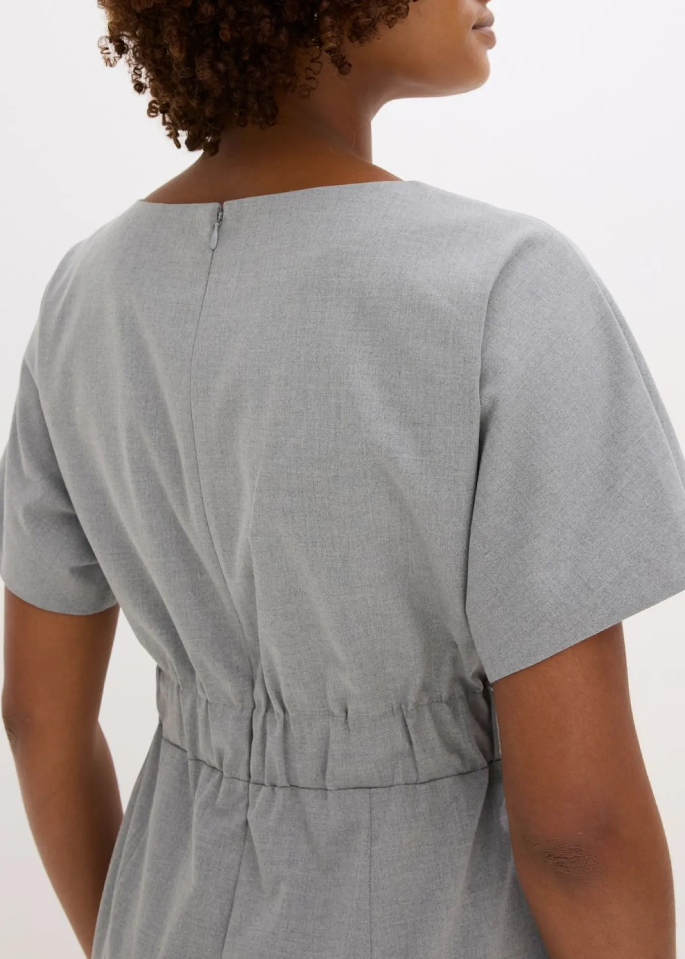 Vestido de tubo con mangas tipo murciélago