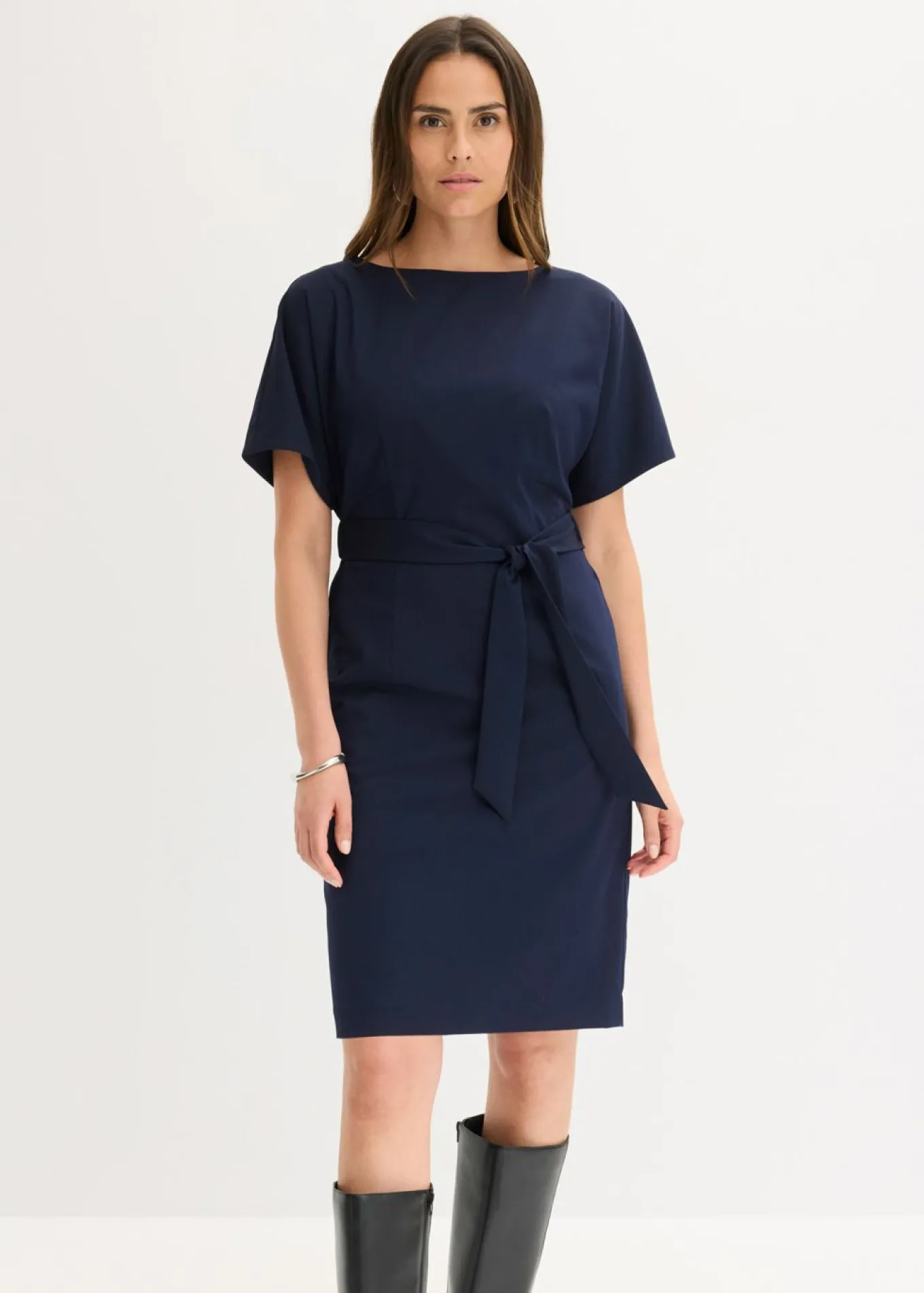 Vestido de tubo con mangas tipo murciélago
