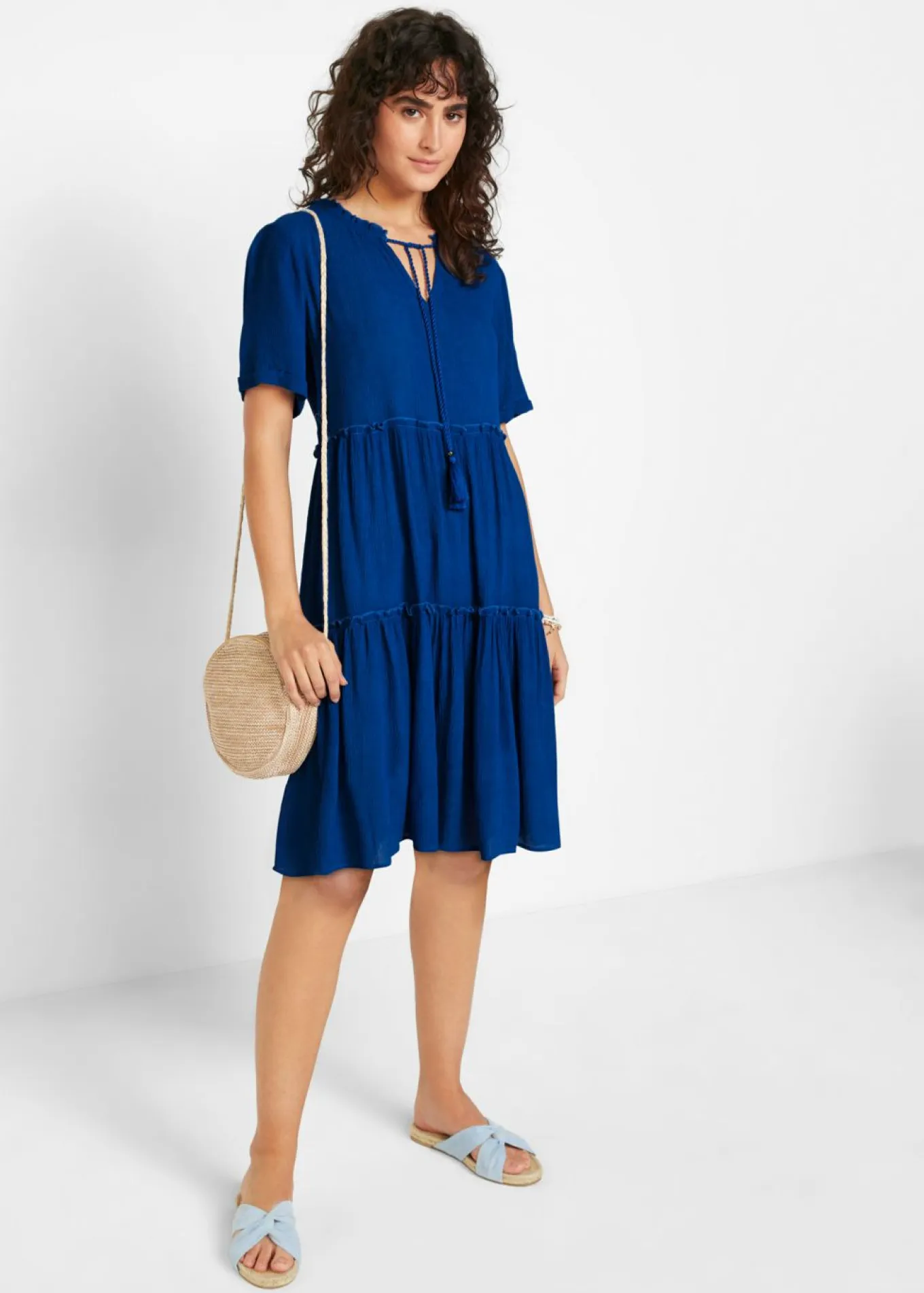 Vestido de viscosa arrugada hasta la rodilla con detalle en el escote