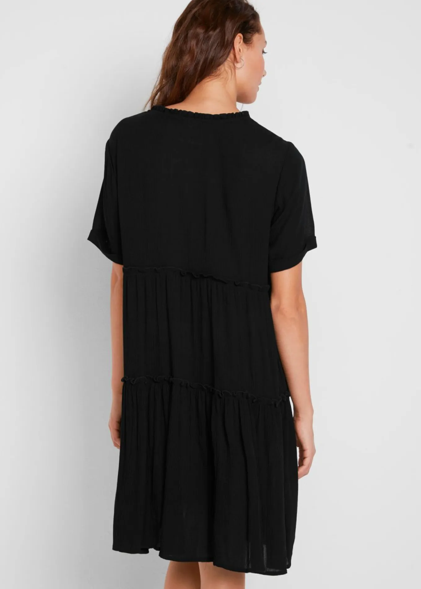 Vestido de viscosa arrugada hasta la rodilla con detalle en el escote
