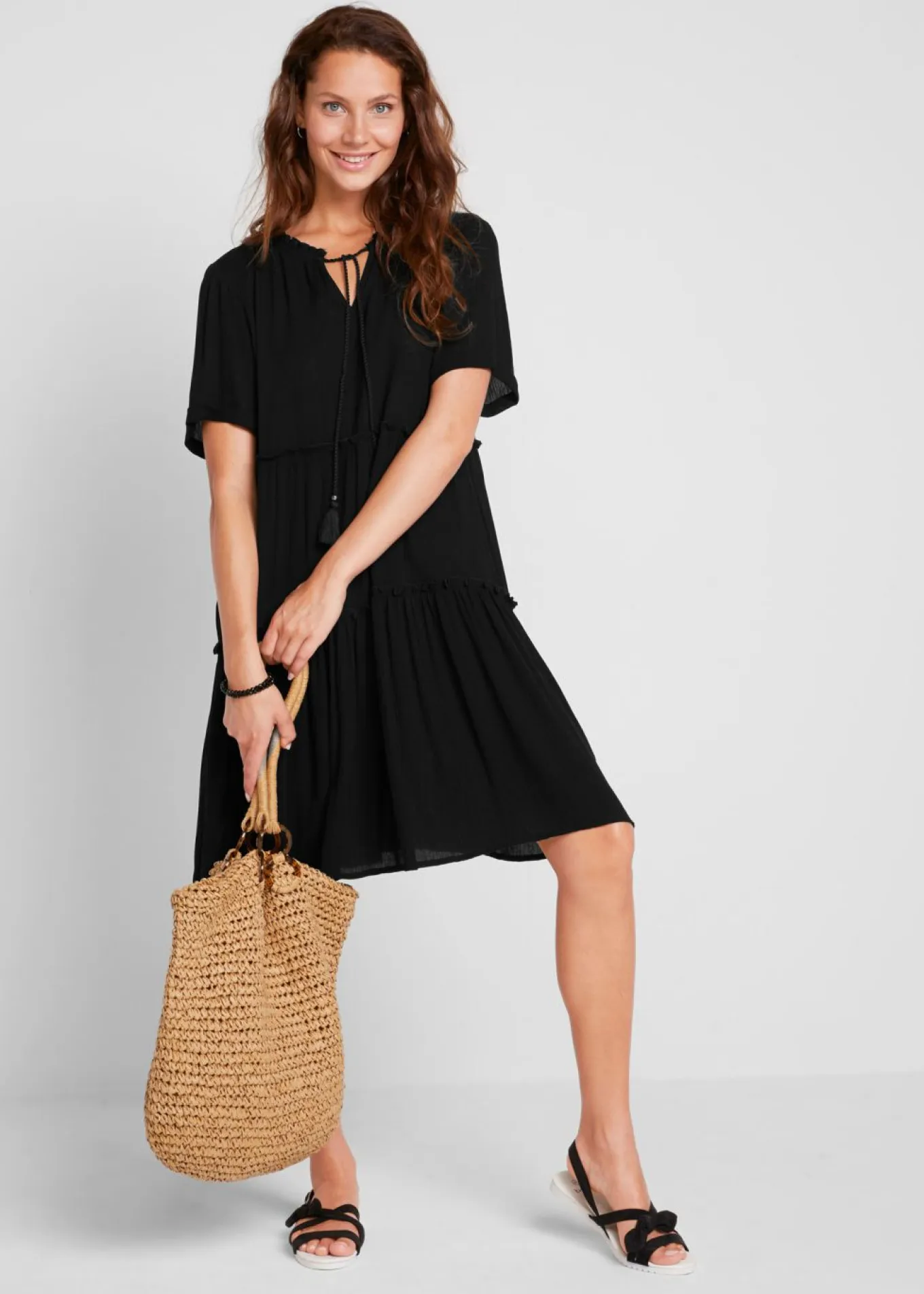 Vestido de viscosa arrugada hasta la rodilla con detalle en el escote