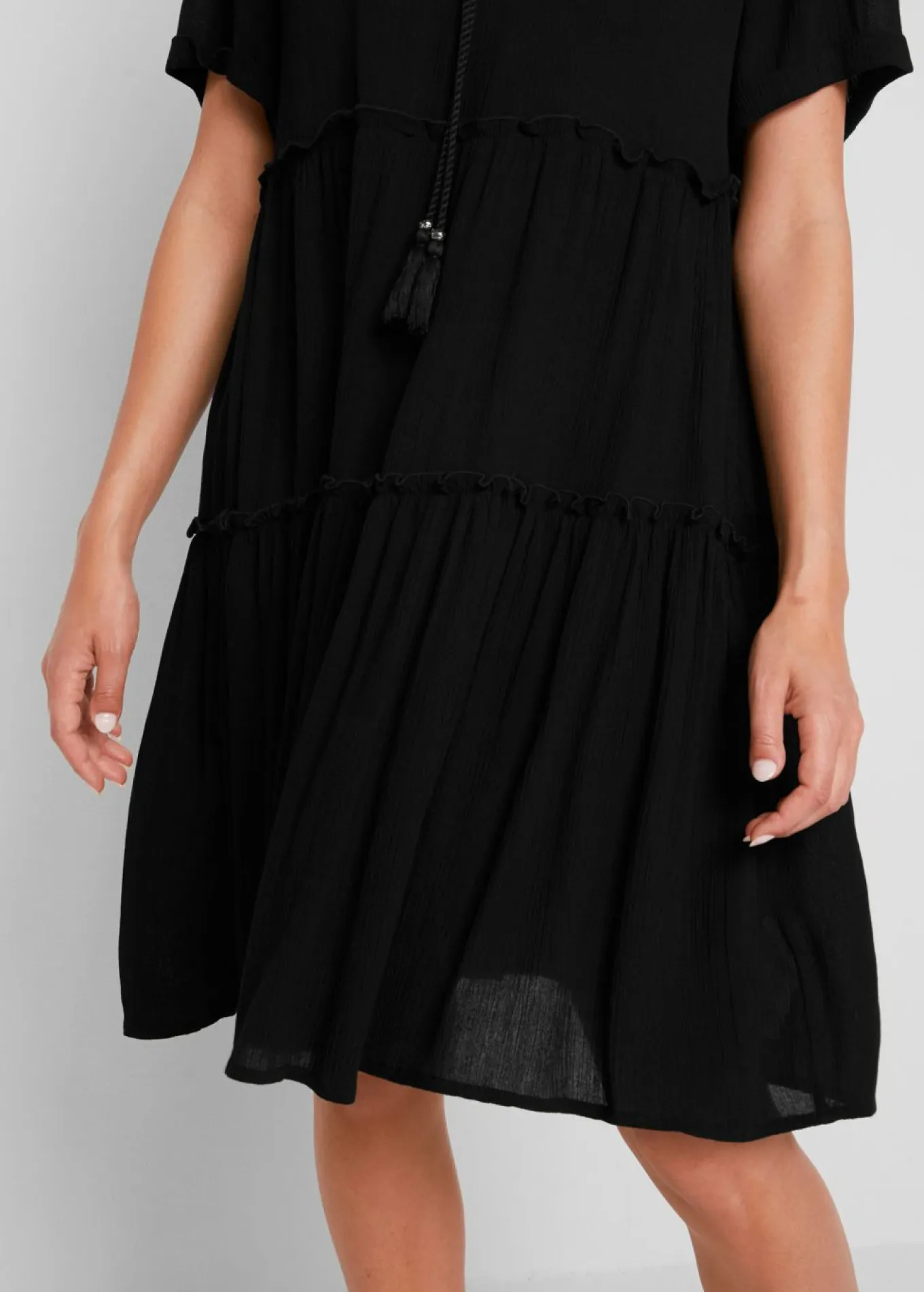 Vestido de viscosa arrugada hasta la rodilla con detalle en el escote