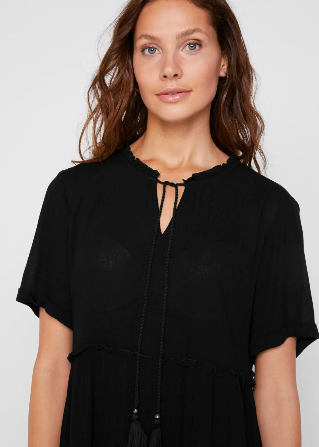Vestido de viscosa arrugada hasta la rodilla con detalle en el escote