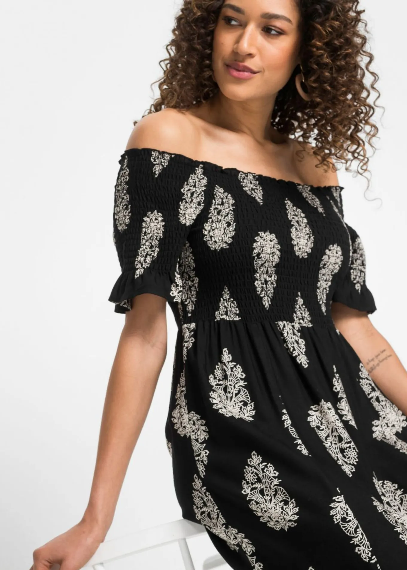 Vestido de viscosa fluida con escote bañera
