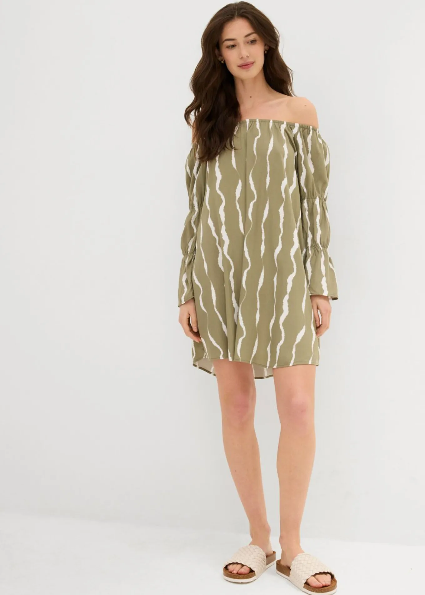 Vestido de viscosa fluida con escote bañera