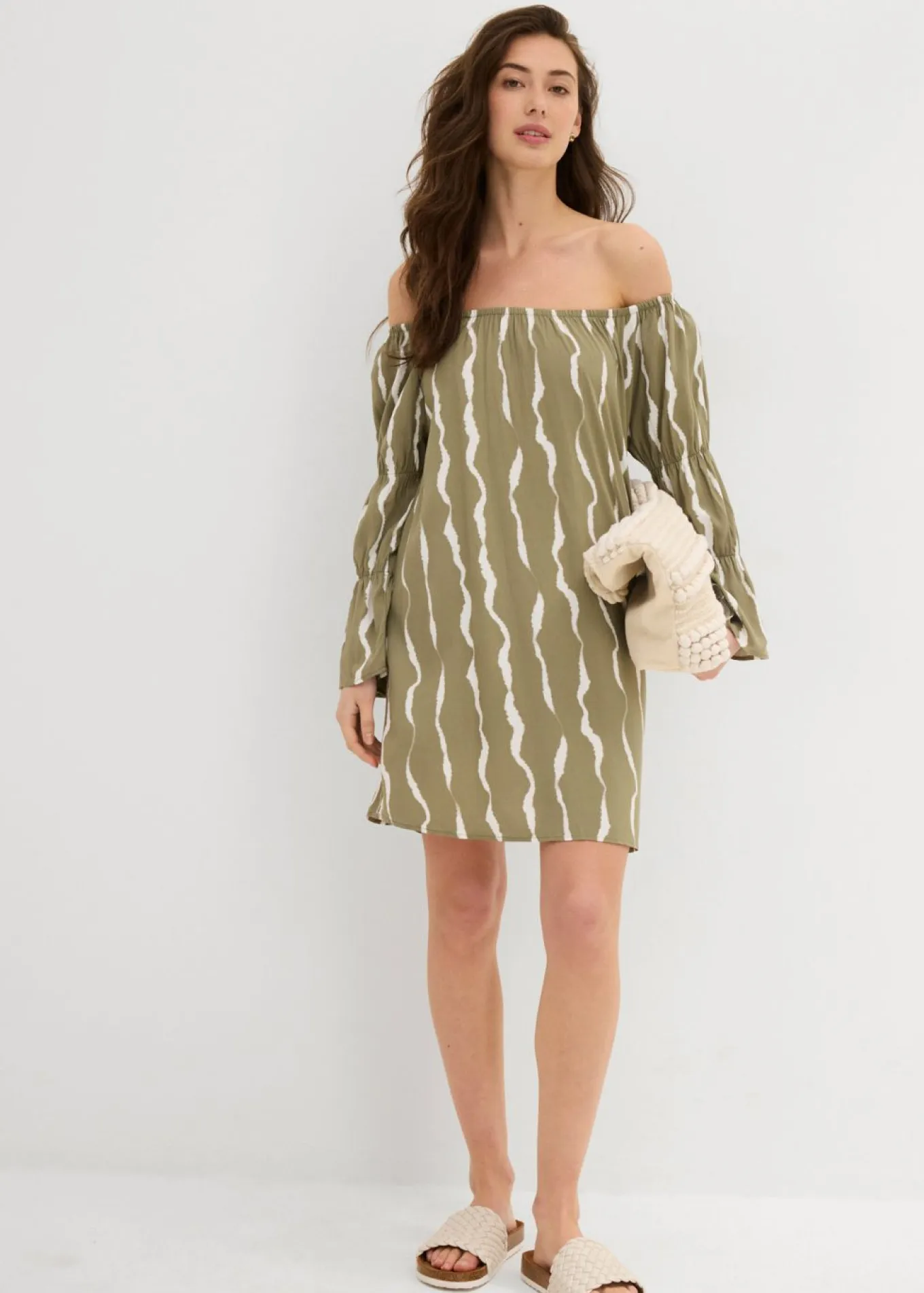 Vestido de viscosa fluida con escote bañera