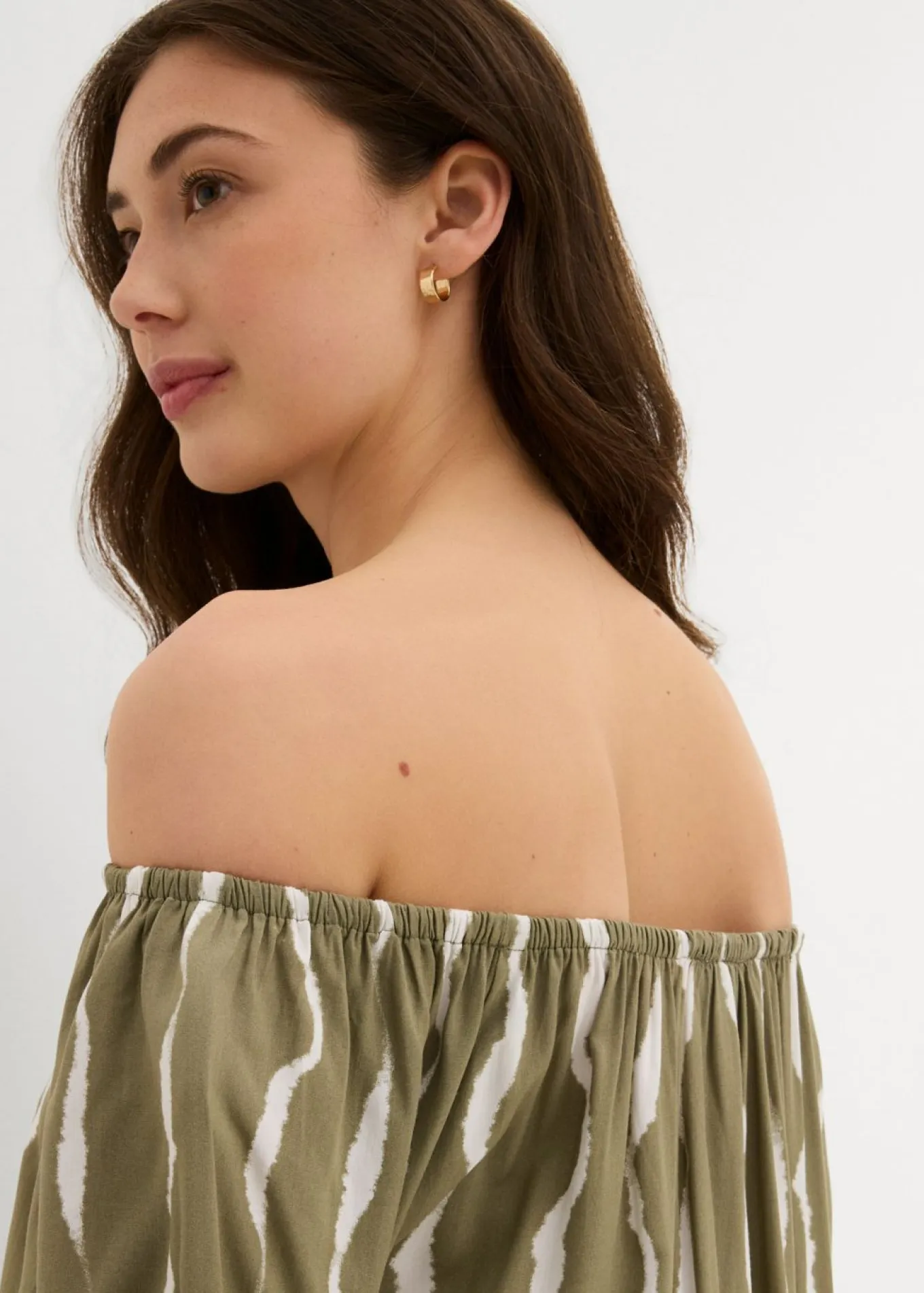 Vestido de viscosa fluida con escote bañera