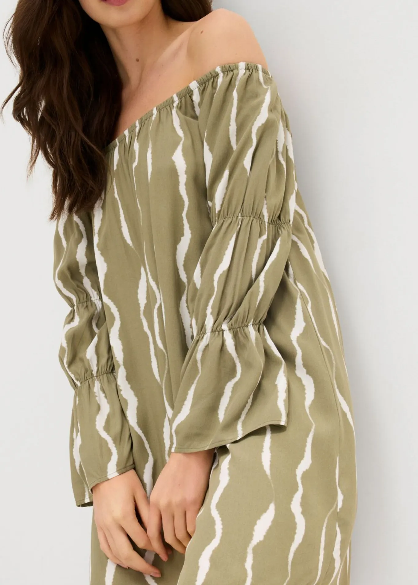 Vestido de viscosa fluida con escote bañera