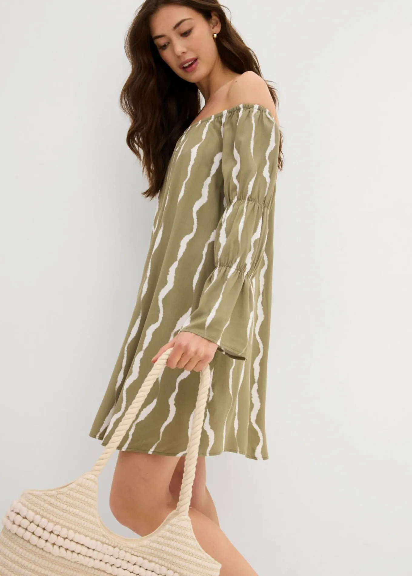 Vestido de viscosa fluida con escote bañera