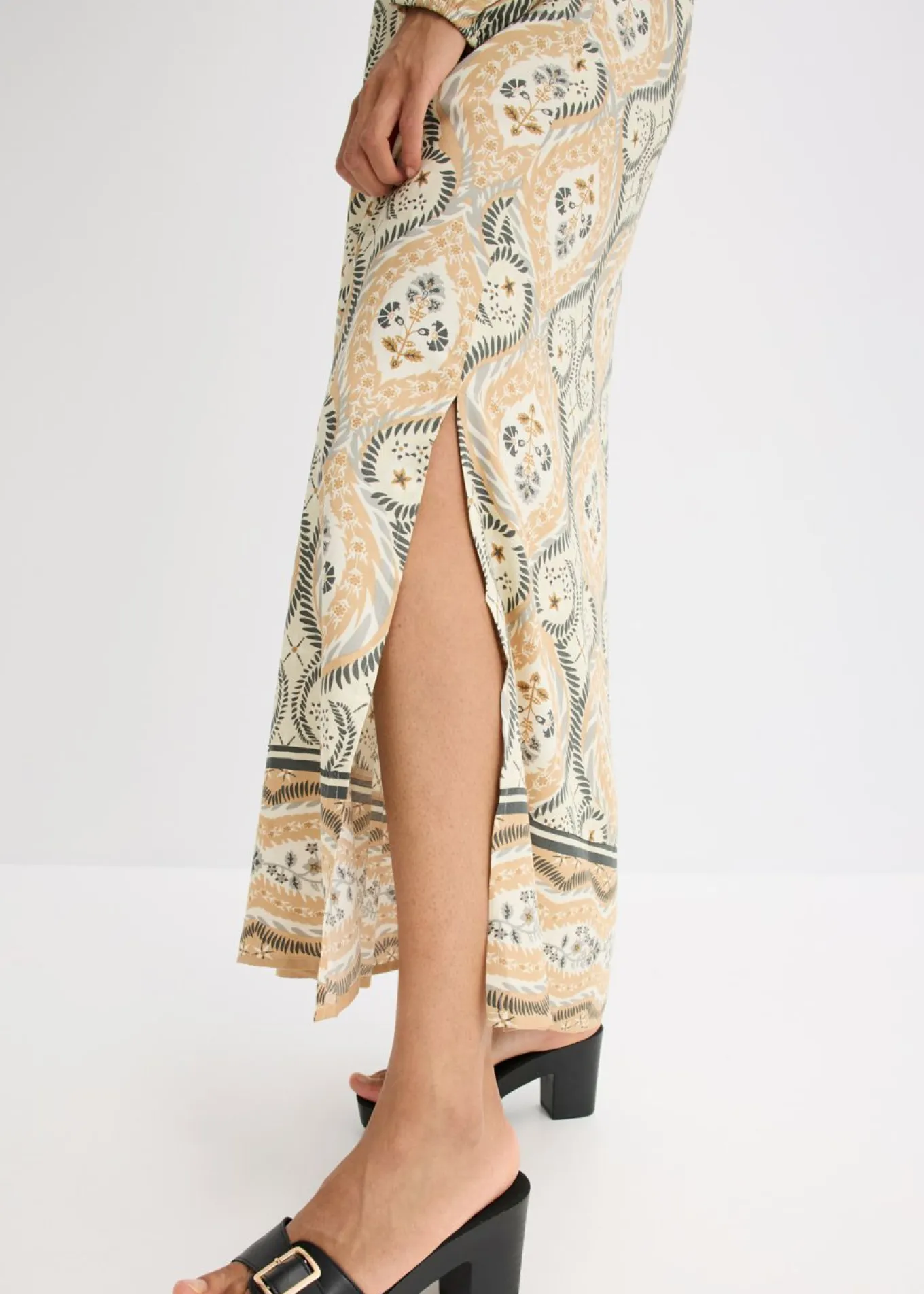 Vestido estampado tipo caftán de viscosa fluida