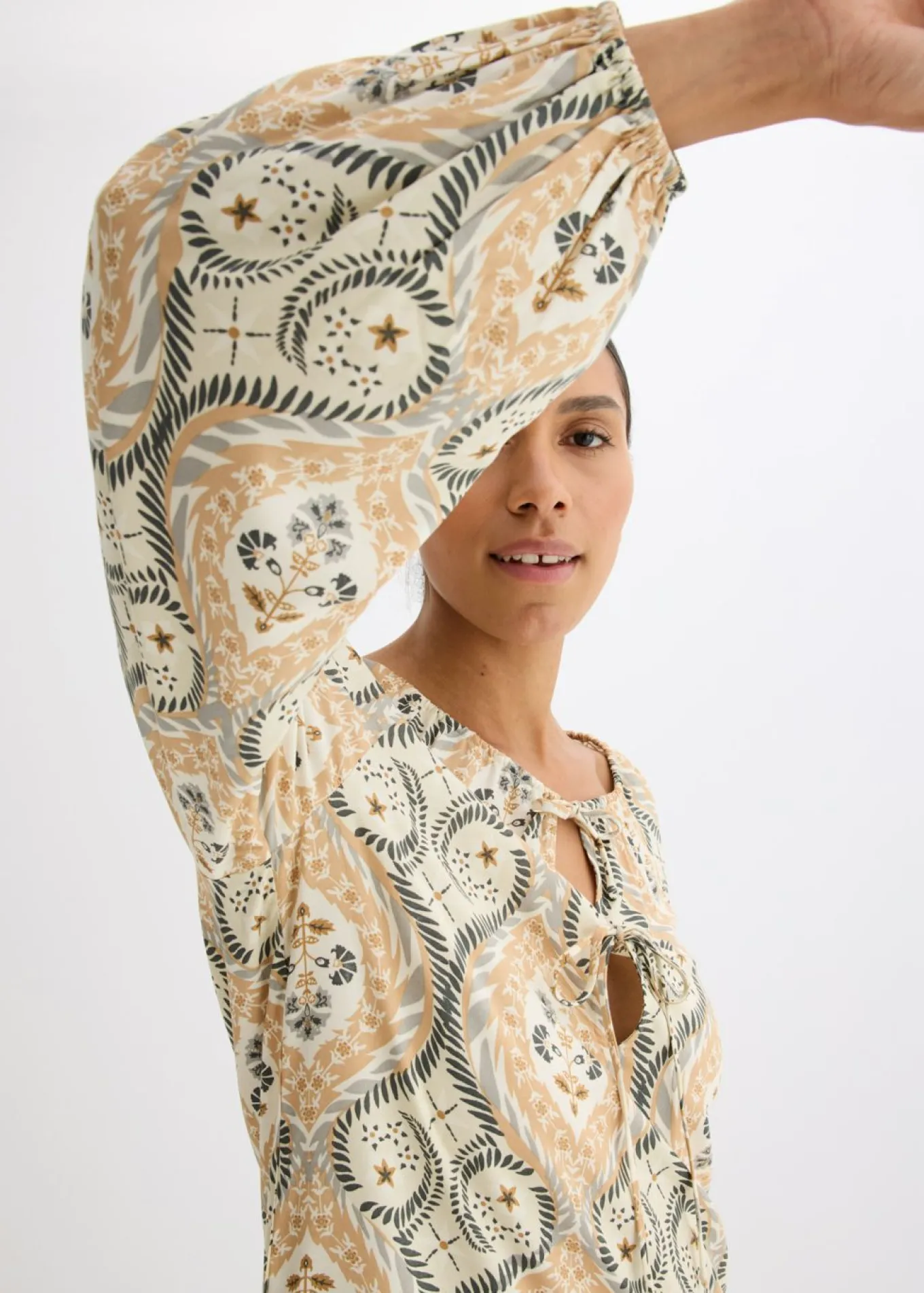 Vestido estampado tipo caftán de viscosa fluida