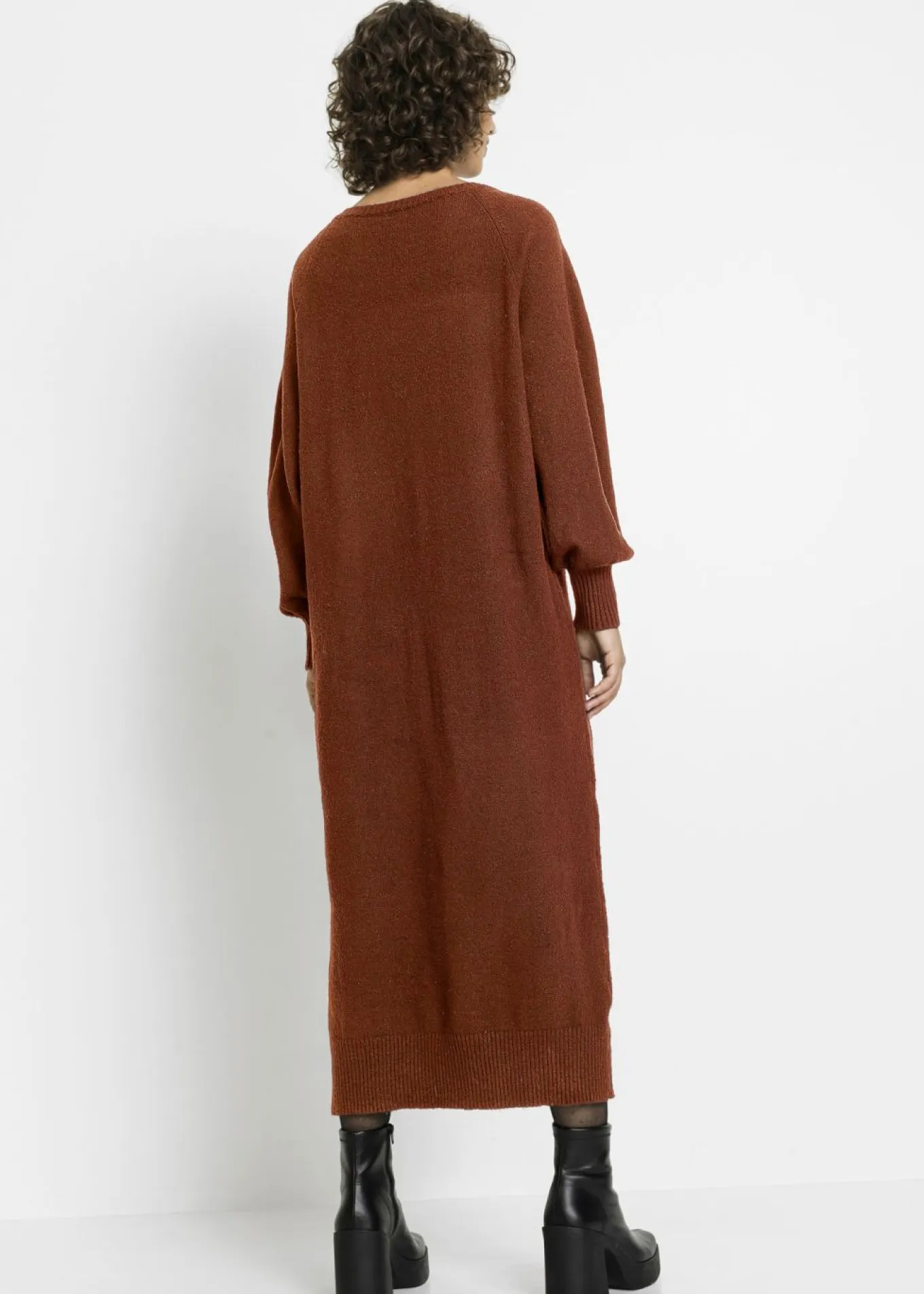 Vestido holgado de punto con largo midi